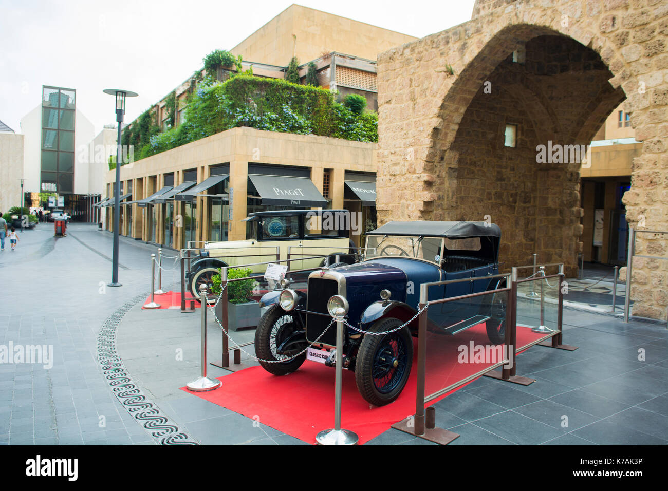 Beirut, Libano. 15 settembre 2017. 1926 Chevrolet e 1931 Alvis Tourer in mostra al Classic car show a Beirut Souks, Beirut Libano Credit: Mohamad Itani/Alamy Live News Foto Stock