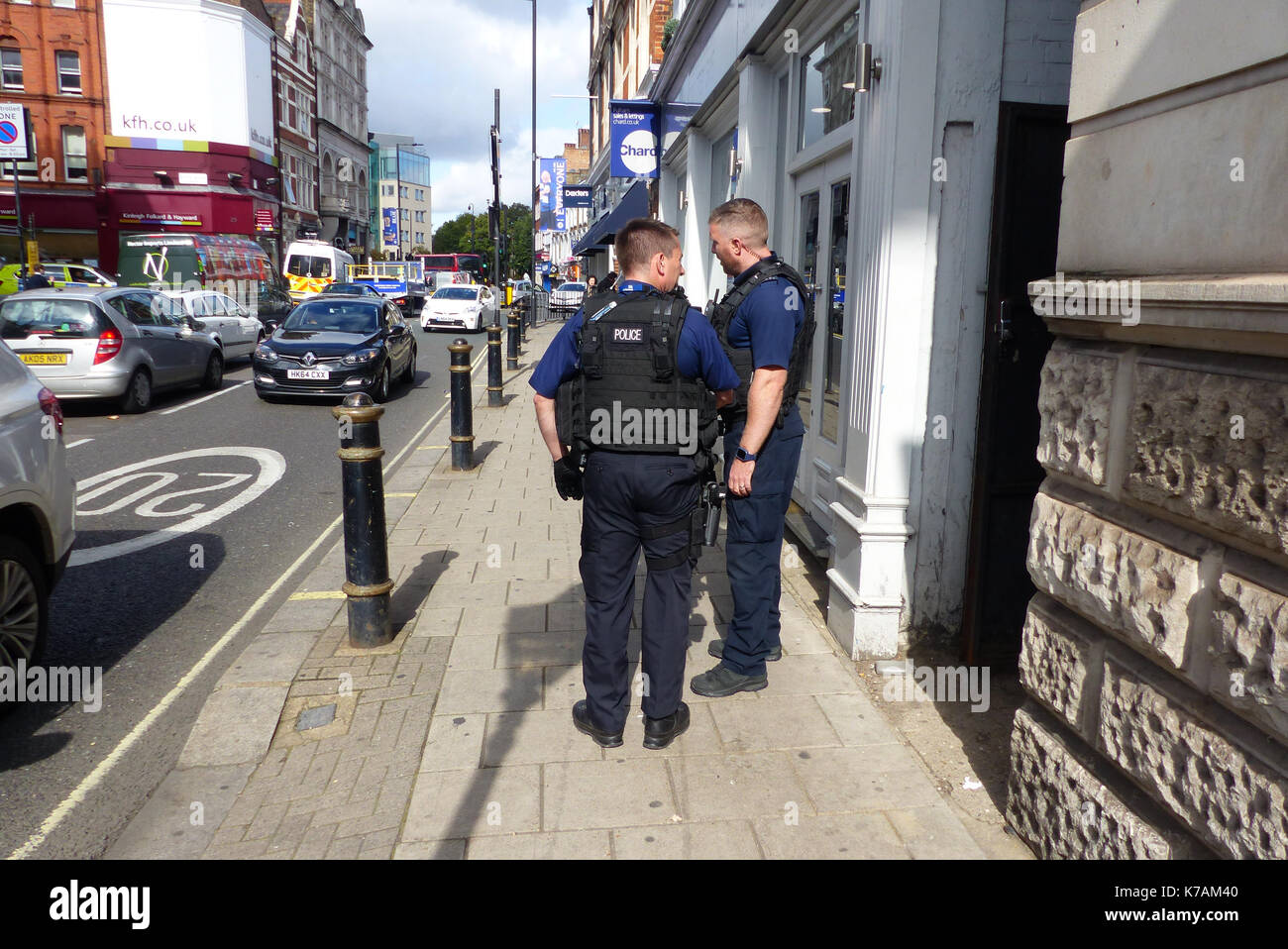 Londra Regno Unito. Xv Sep, 2017. armati anti-terrorismo la polizia cerca un edificio in disuso di fronte stazione di Fulham Broadway non lontano da parsons verde dopo un tip-off. Credito: Brian minkoff/alamy live news Foto Stock