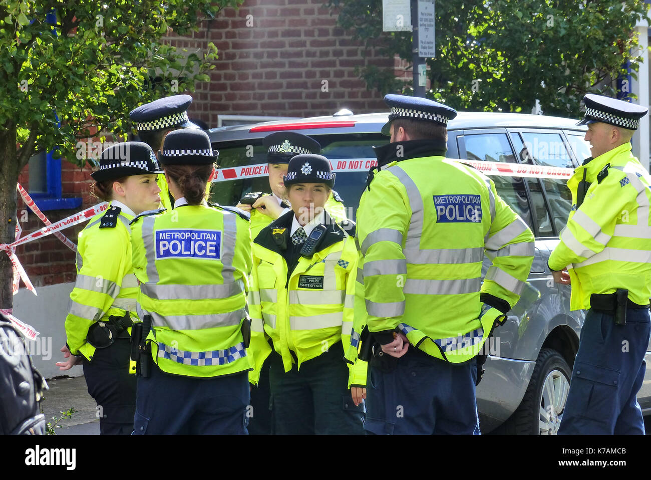 Londra REGNO UNITO. 15 settembre 2017. un massiccio cordone di polizia è stata eretta intorno al parsons verde nella zona sud-ovest di Londra dopo un'esplosione su un treno tubo parsons green stazione della metropolitana. © brian minkoff/alamy live news Foto Stock