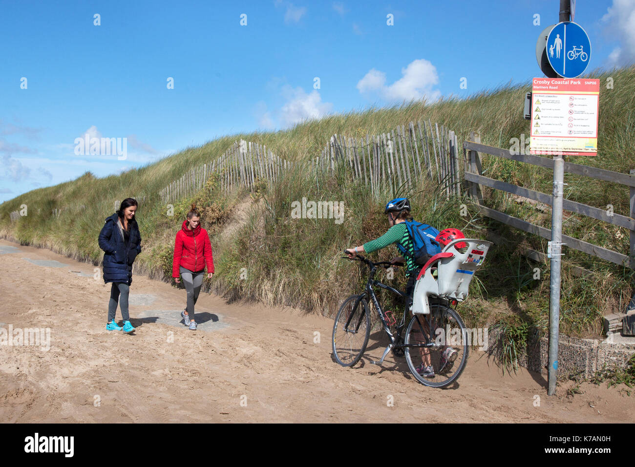 Crosby, Merseyside. Xv Sep, 2017. Regno Unito Meteo. Soleggiato ma breezy day presso la costa su Mariners modo. La lunga passeggiata da Crosby a Formby, è coperto con vento soffiato sabbia ostacolare gli amanti del jogging tenendo esercitare sulla spianata. Credito: MediaWorldImages/Alamy Live News Foto Stock