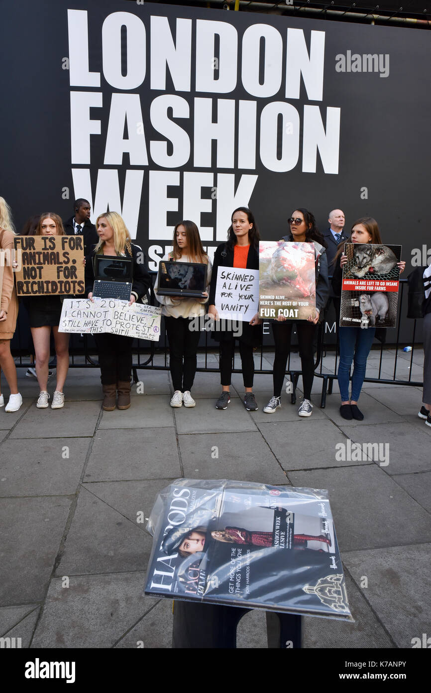 The Strand, Londra, Regno Unito. Xv Sep, 2017. anti fur manifestanti al di fuori del giorno di apertura del London fashion week. Credito: Matteo chattle/alamy live news Foto Stock