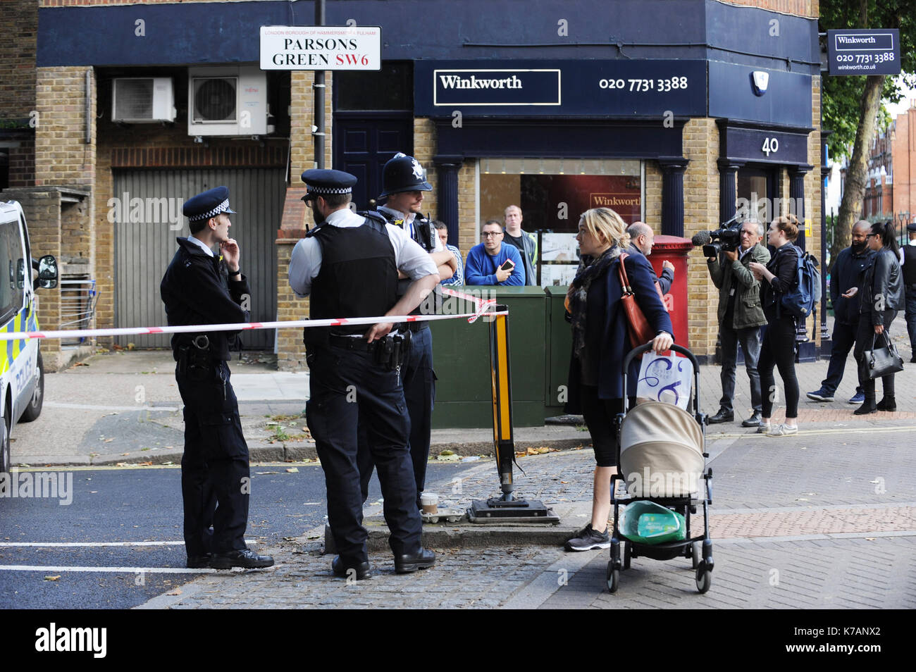 Londra, Regno Unito. Xv Sep, 2017. Poliziotti sorge attorno alla Parsons Green Stazione della Metropolitana. Diversi feriti Parsons il verde in relazione ai passeggeri di vedere il dispositivo sulla District Line della metropolitana fino al mattino, durante l'ora di punta. Un grande spiegamento di polizia è sorvegliare l'accesso alla stazione. Le case più vicina alla stazione sono state evacuate fino a quando la zona è sicura. La polizia si riscalda più esplosivi. Il 15 settembre 2017 a Londra, Regno Unito. Credito: SOPA Immagini limitata/Alamy Live News Foto Stock