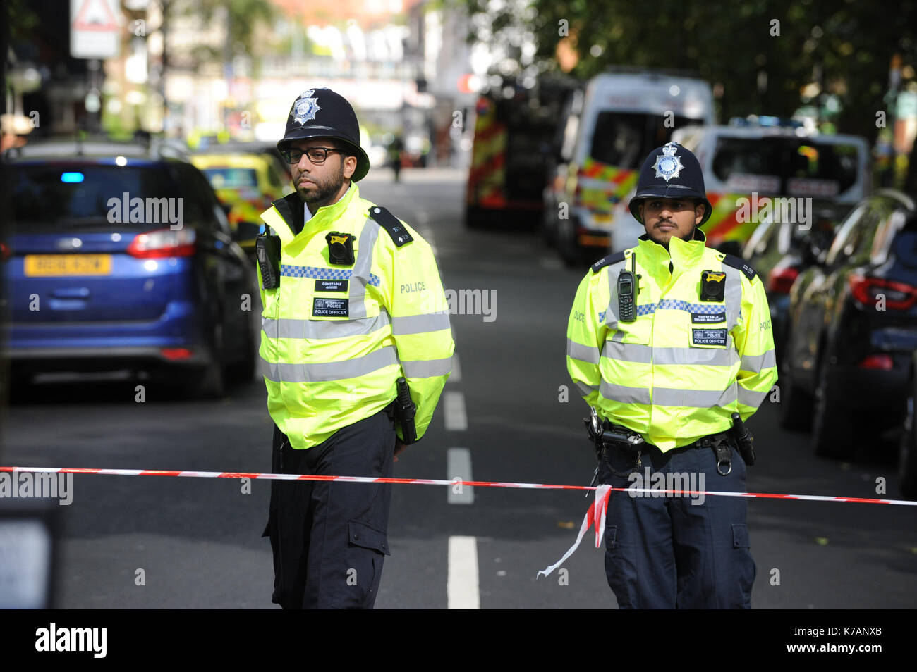 Londra, Regno Unito. Xv Sep, 2017. Poliziotti sorge attorno alla Parsons Green Stazione della Metropolitana. Diversi feriti Parsons il verde in relazione ai passeggeri di vedere il dispositivo sulla District Line della metropolitana fino al mattino, durante l'ora di punta. Un grande spiegamento di polizia è sorvegliare l'accesso alla stazione. Le case più vicina alla stazione sono state evacuate fino a quando la zona è sicura. La polizia si riscalda più esplosivi. Il 15 settembre 2017 a Londra, Regno Unito. Credito: SOPA Immagini limitata/Alamy Live News Foto Stock