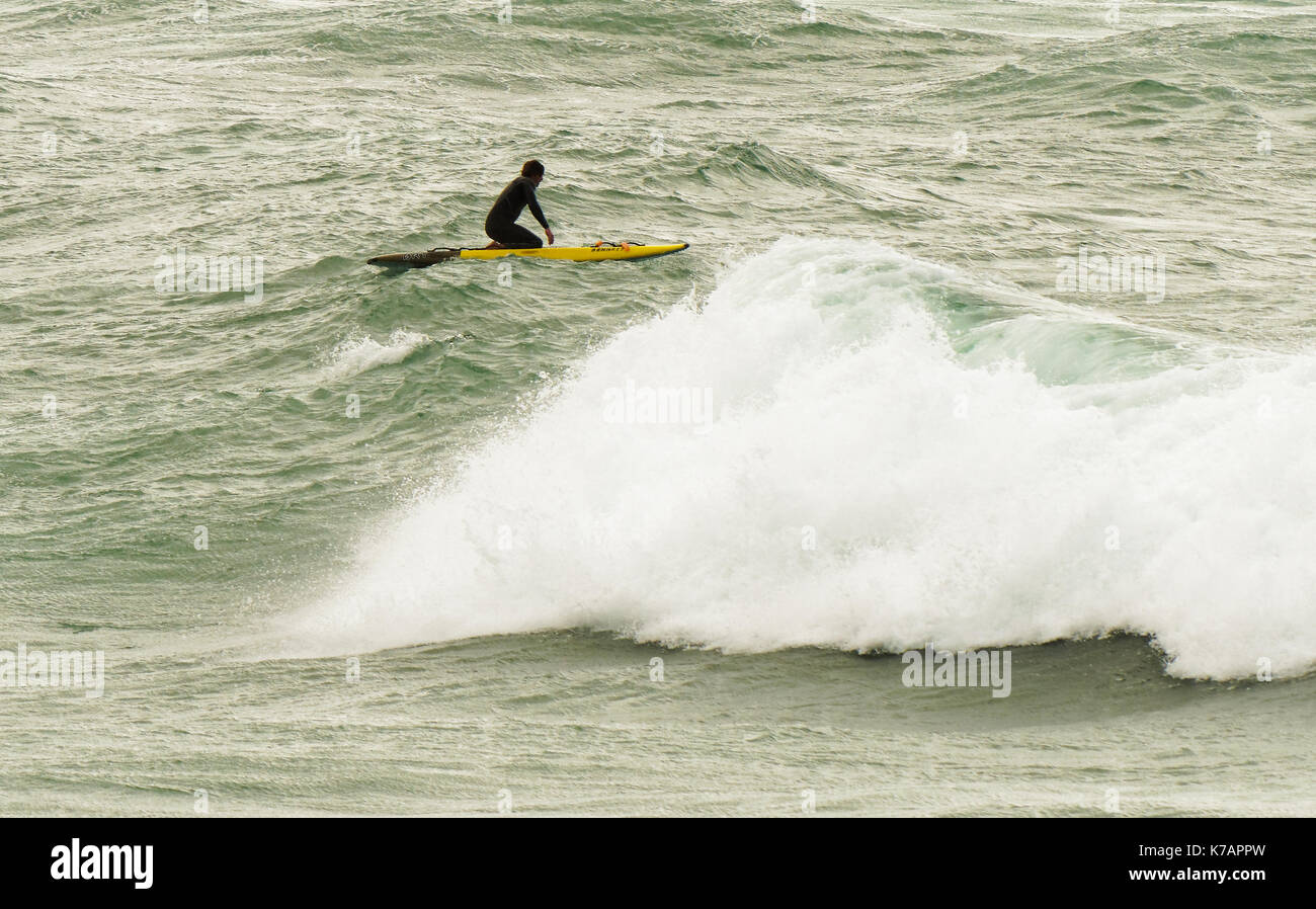 Newquay, Regno Unito. Xv Sep, 2017. uk meteo bagnini brave venti forti e di docce in Cornovaglia. 15th, settembre, 2017 Credit: Robert taylor/alamy live news Foto Stock