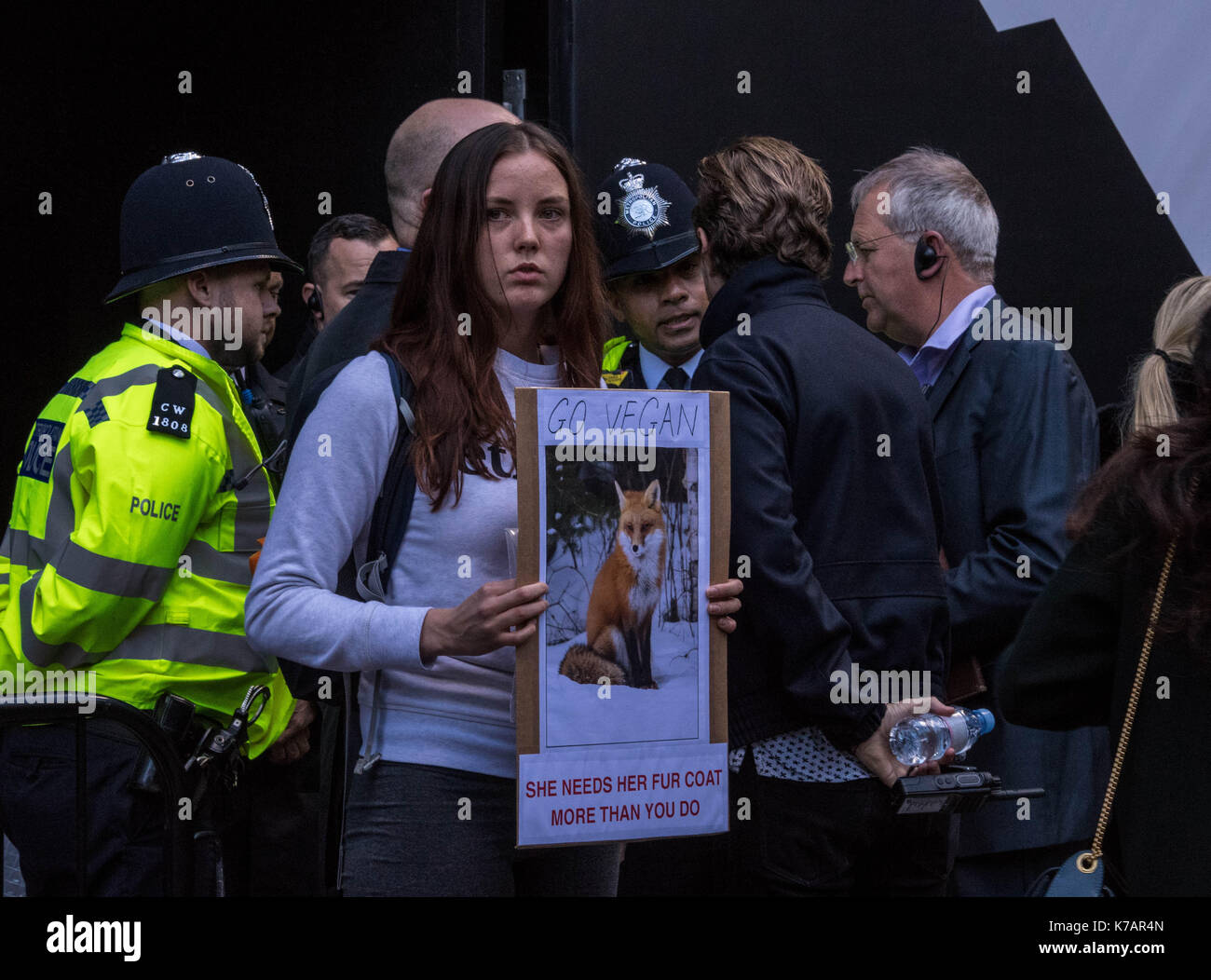 Londra, Regno Unito. Xv Sep, 2017. Anti-fur manifestanti fuori la London Fashion Week in The Strand, Londra Credito: Ian Davidson/Alamy Live News Foto Stock