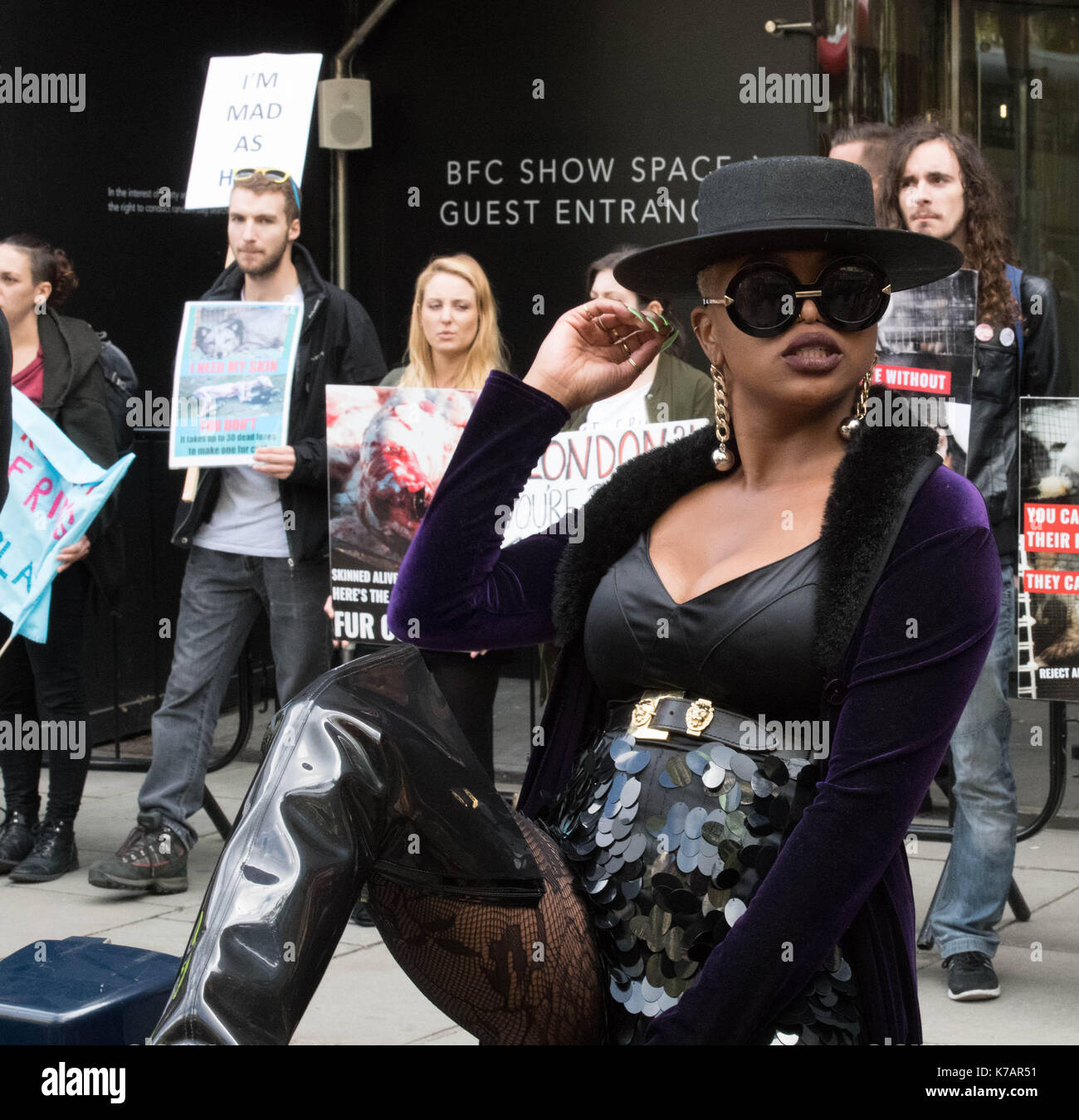 Londra, Regno Unito. Xv Sep, 2017. Anti-fur manifestanti fuori la London Fashion Week in The Strand, Londra mentre fashionistas visualizzare il loro credito di moda: Ian Davidson/Alamy Live News Foto Stock