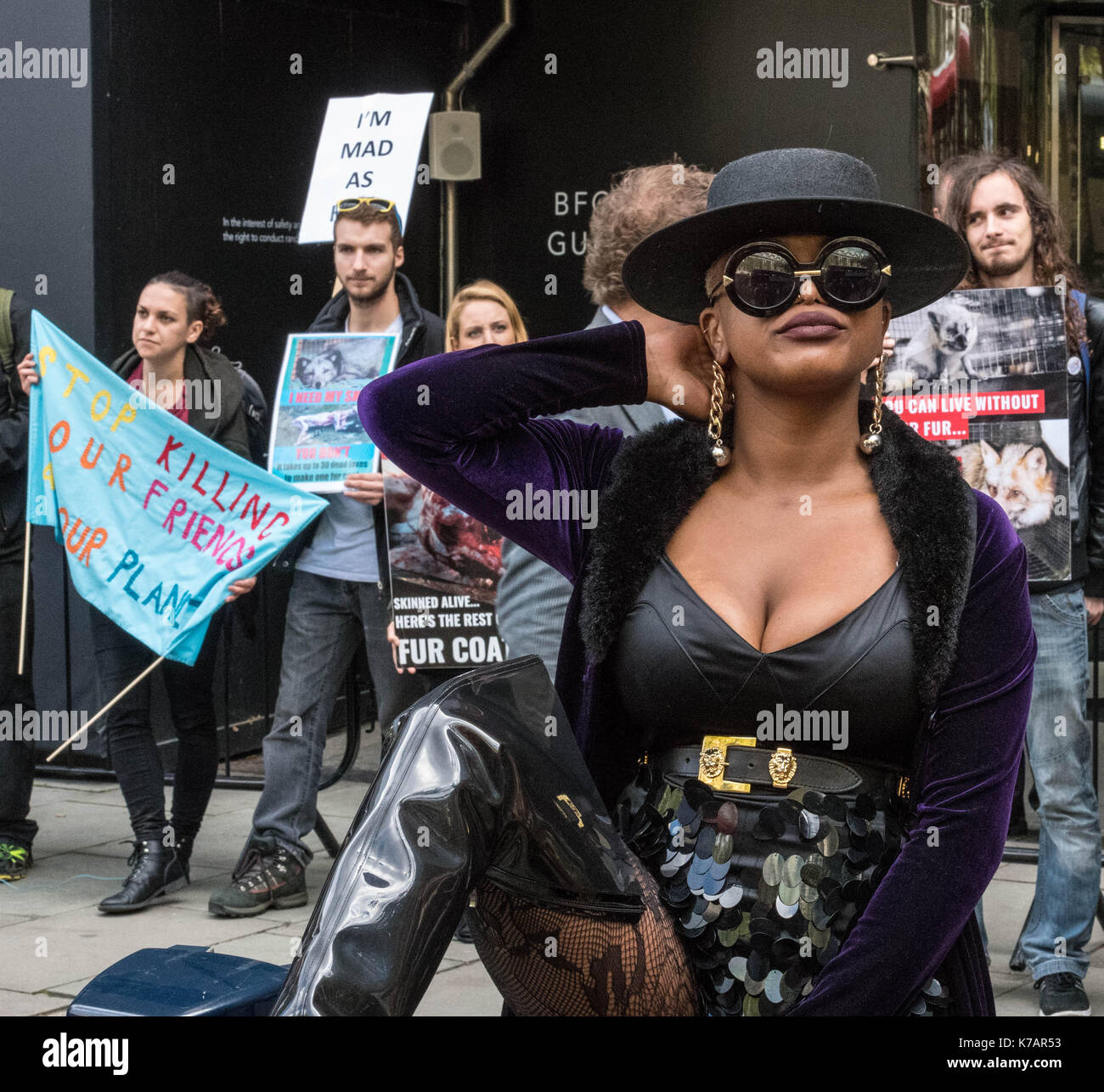 Londra, Regno Unito. Xv Sep, 2017. Anti-fur manifestanti fuori la London Fashion Week in The Strand, Londra mentre fashionistas visualizzare il loro credito di moda: Ian Davidson/Alamy Live News Foto Stock