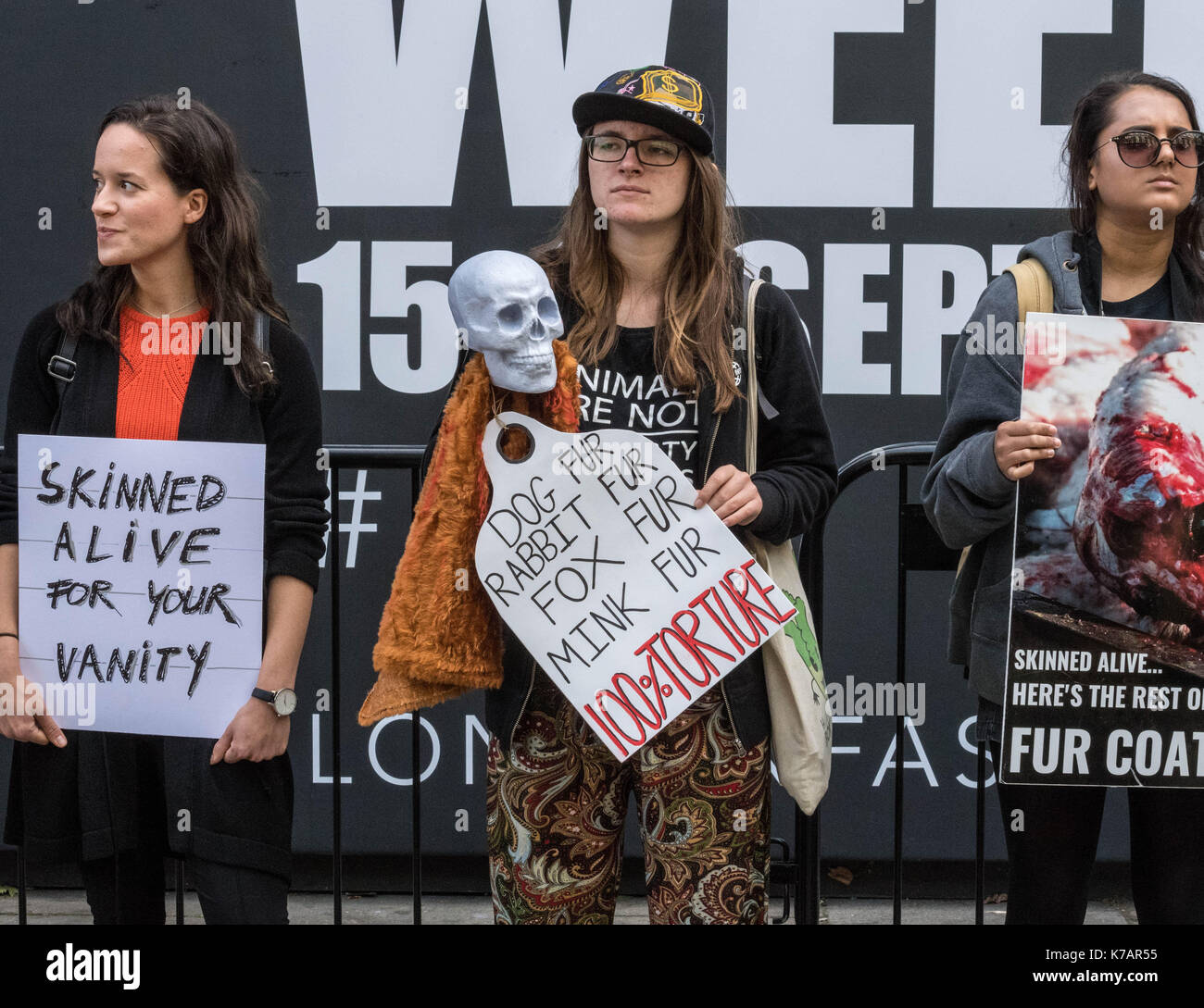 Londra, Regno Unito. Xv Sep, 2017. Anti-fur manifestanti fuori la London Fashion Week in The Strand, Londra Credito: Ian Davidson/Alamy Live News Foto Stock