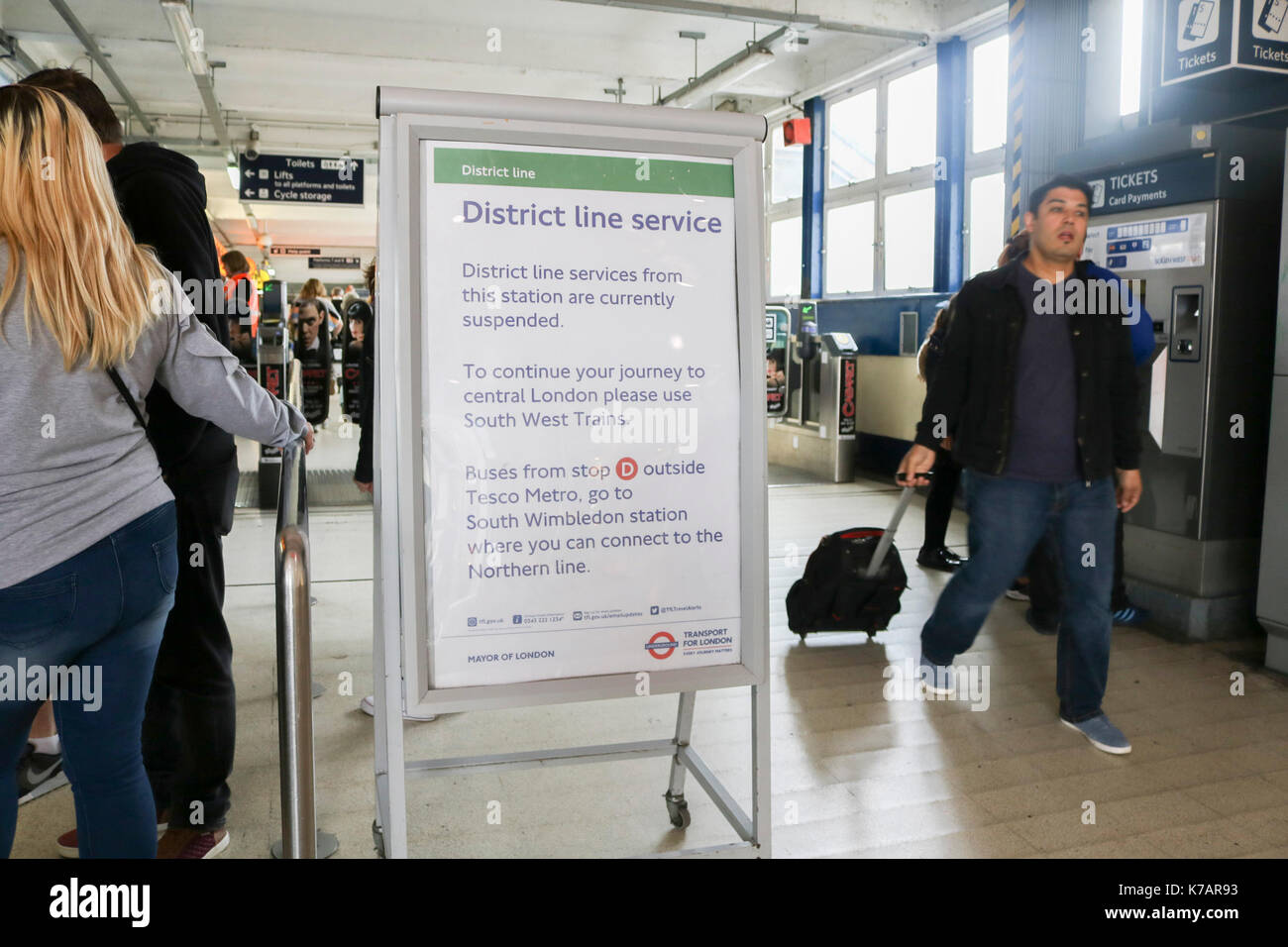 Londra, Regno Unito. Xv Sep, 2017. district line servizi sono sospesi da wimbledon a seguito di un incidente di terrore parsons green stazione della metropolitana nella zona ovest di Londra dopo un dispositivo improvvisata è stata fatta esplodere durante la mattinata Rush Hour causato lesioni multiple per i pendolari credito: amer ghazzal/alamy live news Foto Stock