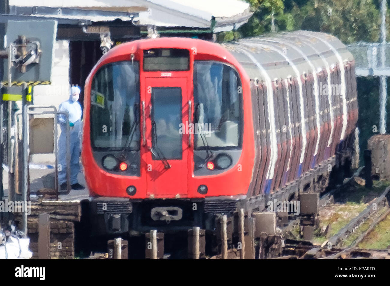 Londra, Regno Unito. Xv Sep, 2017. Un forensics officer lavora sulla scena di un incidente sulla District line credito: zuma press, inc./alamy live news Foto Stock