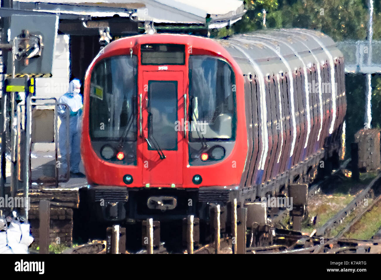 Londra, Regno Unito. Xv Sep, 2017. Un forensics officer lavora sulla scena di un incidente sulla District line credito: zuma press, inc./alamy live news Foto Stock