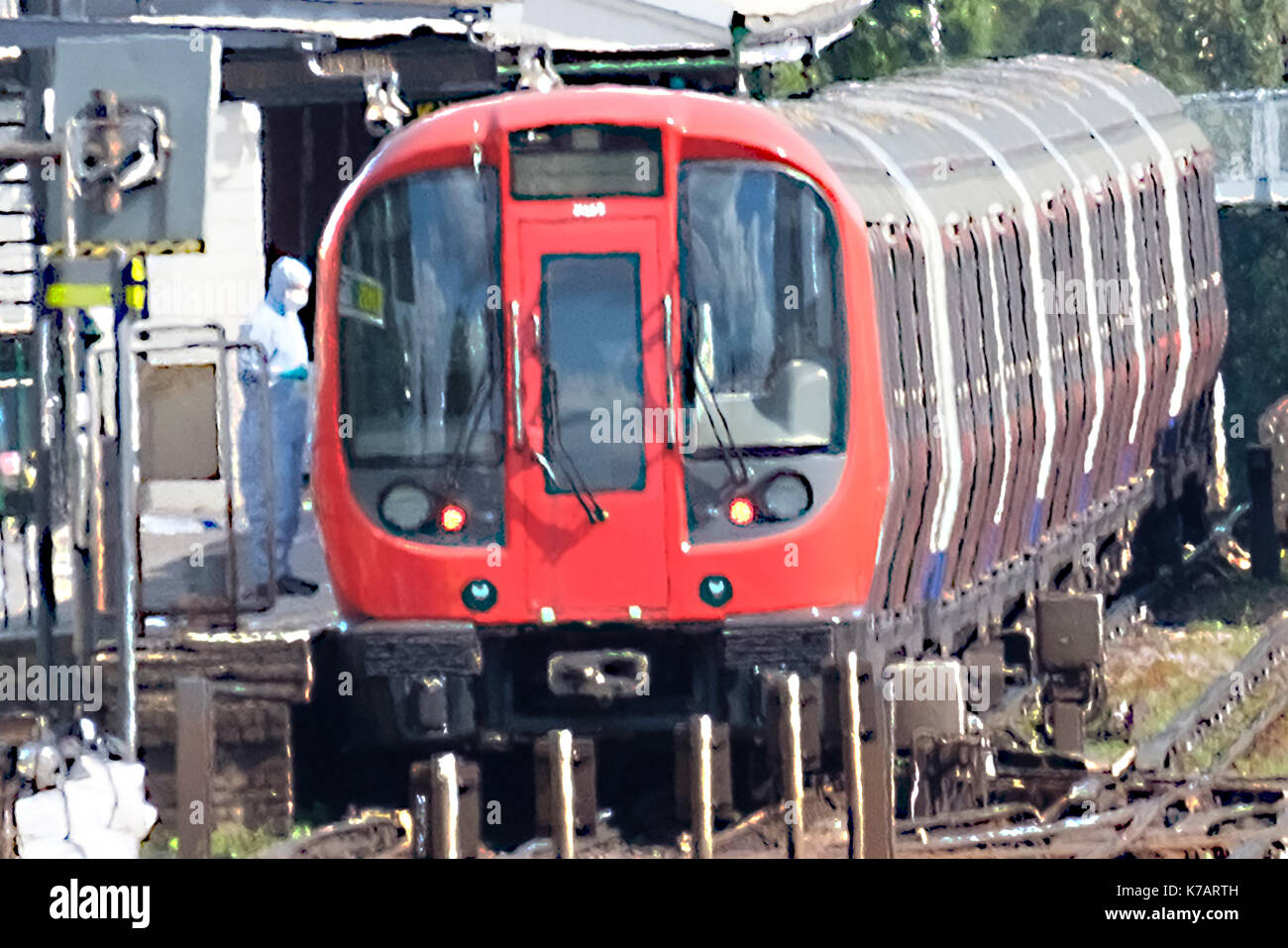 Londra, Regno Unito. Xv Sep, 2017. Un forensics officer lavora sulla scena di un incidente sulla District line credito: zuma press, inc./alamy live news Foto Stock