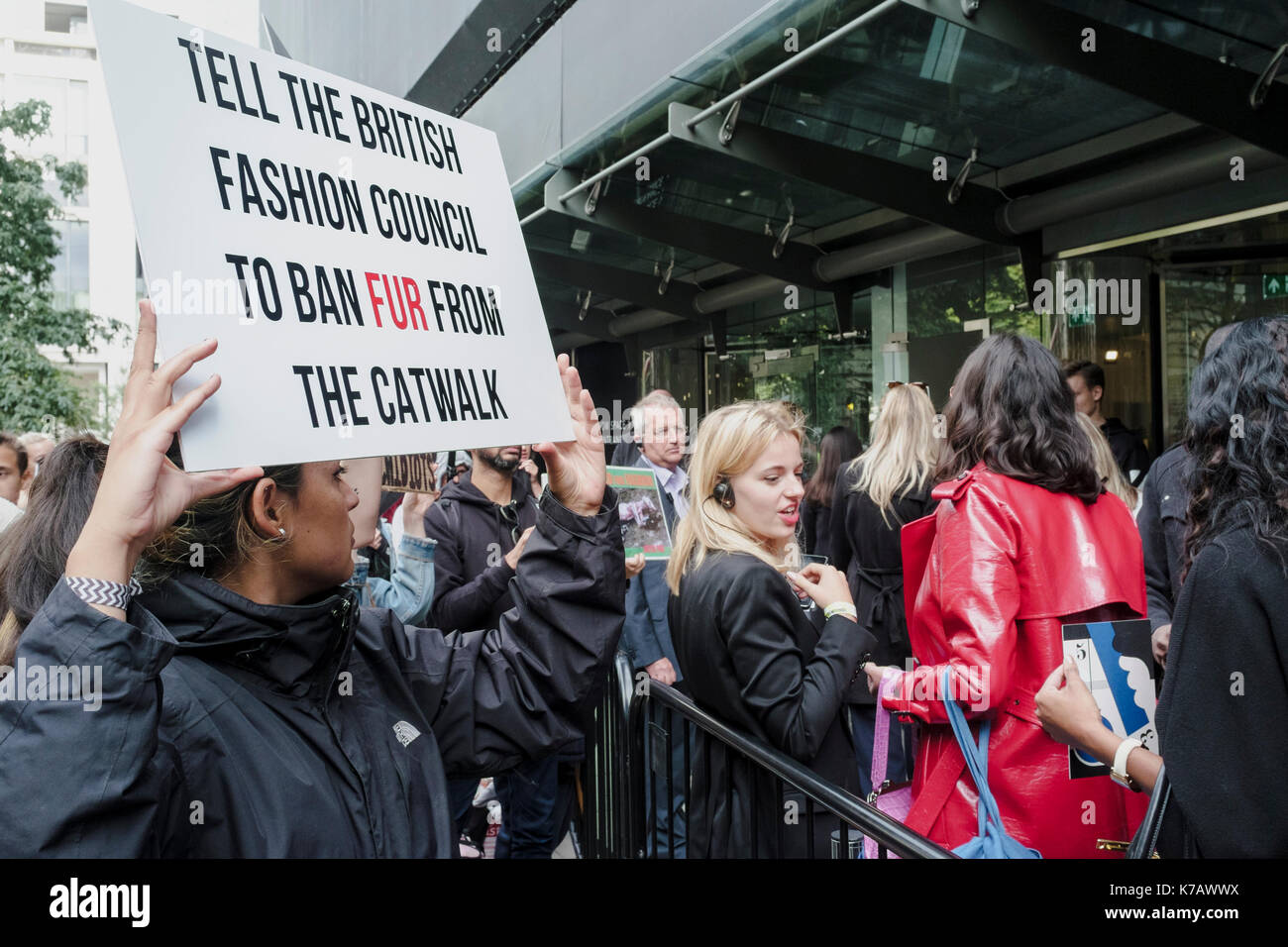 Londra, Regno Unito. 15 settembre 2017 attivisti per i diritti degli animali protesta al di fuori della sede per la London Fashion Week all'uso di pelo di animali nel settore moda Foto Stock