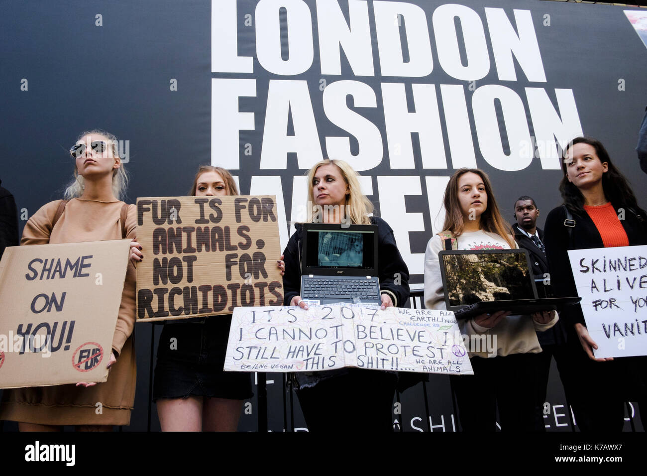 Londra, Regno Unito. 15 settembre 2017 attivisti per i diritti degli animali protesta al di fuori della sede per la London Fashion Week all'uso di pelo di animali nel settore moda Foto Stock