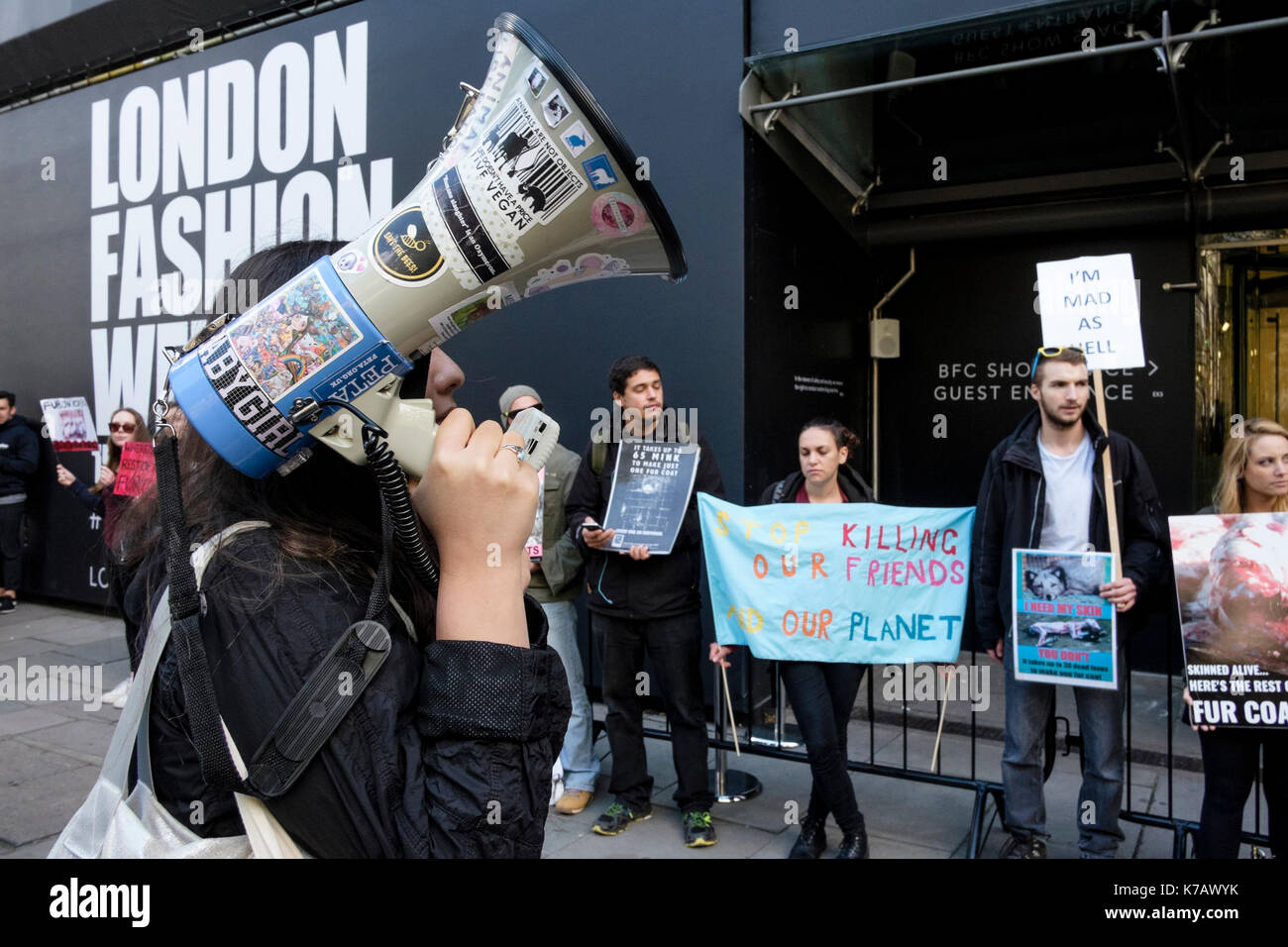 Londra, Regno Unito. 15 settembre 2017 attivisti per i diritti degli animali protesta al di fuori della sede per la London Fashion Week all'uso di pelo di animali nel settore moda Foto Stock