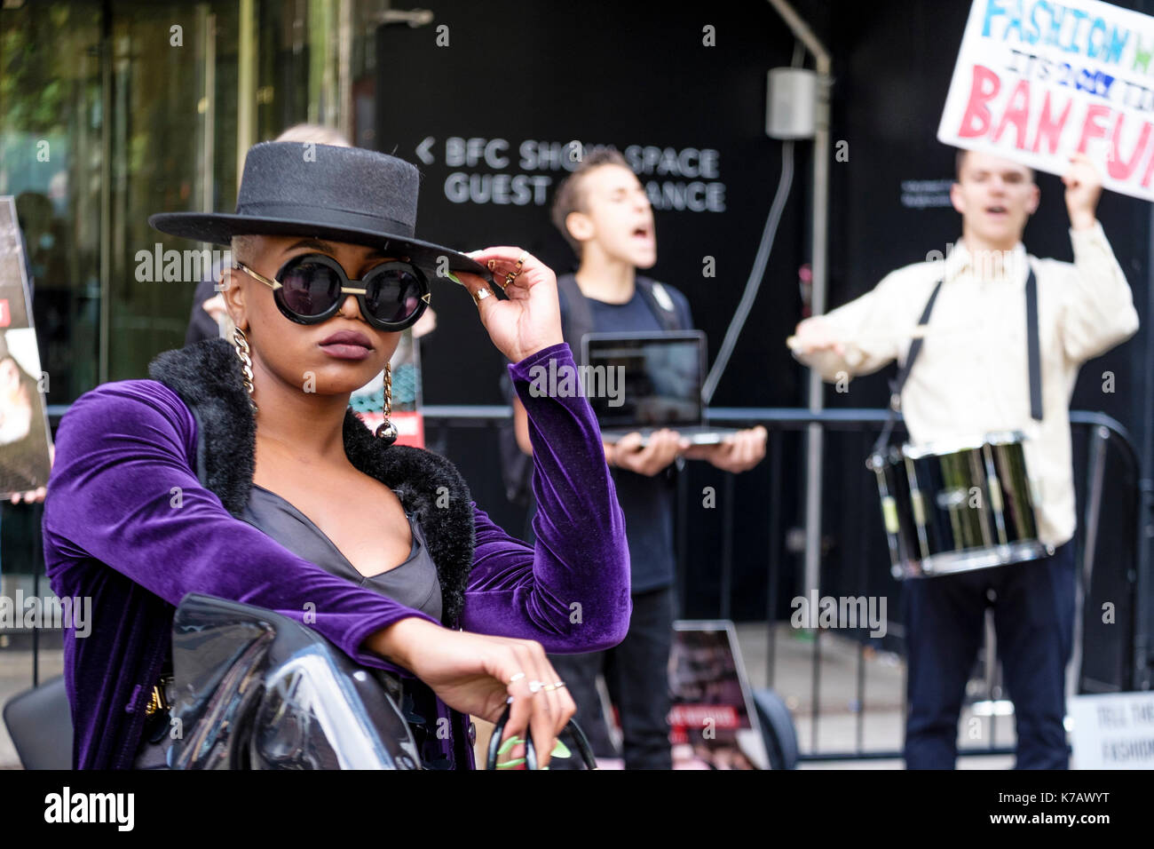 Londra, Regno Unito. 15 settembre 2017 attivisti per i diritti degli animali protesta al di fuori della sede per la London Fashion Week all'uso di pelo di animali nel settore moda Foto Stock