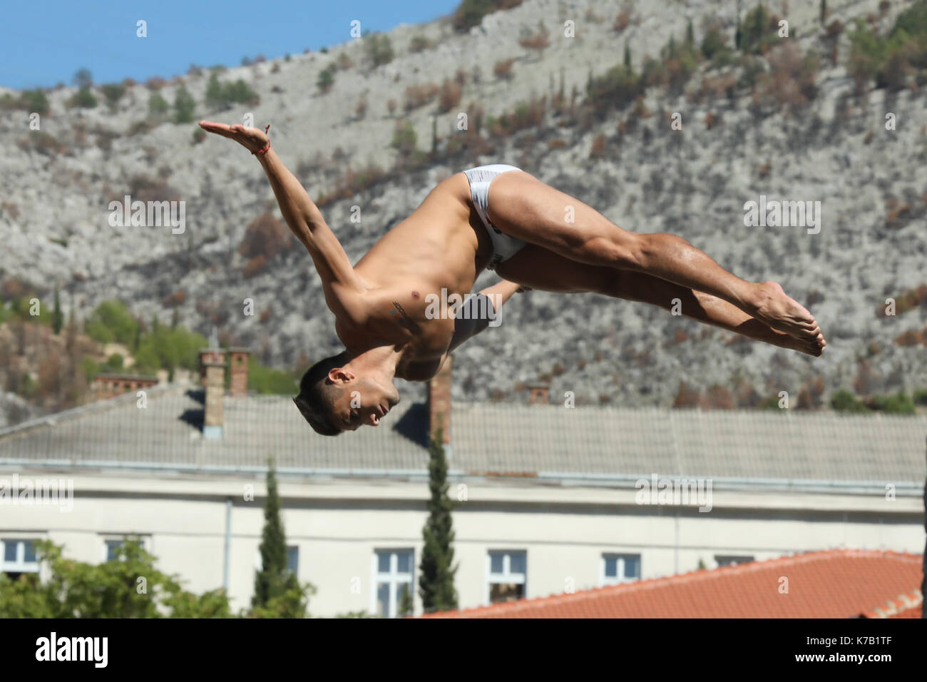 Mostar, in Bosnia ed Erzegovina. Xv Sep, 2017. Un subacqueo compete durante il red bull cliff diving world series a Mostar, Bosnia e Erzegovina, sett. 15, 2017. La concorrenza ha luogo sulla cinquecentesca di Stari most ponte che ha una tradizione di immersioni che risale a quasi 450 anni. Credito: haris memija/xinhua/alamy live news Foto Stock