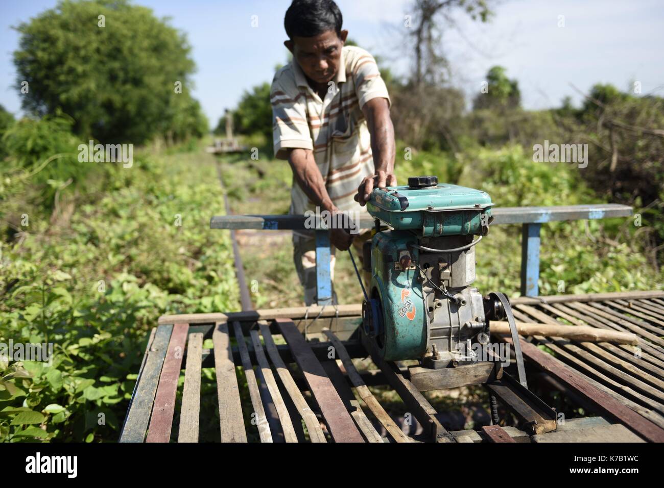Battambang(Cambogia. Xvi Sep, 2017. Il bambù stazione operatore ngul nguon lavora sul motore di battambang, circa 291 km a nord-ovest della Cambogia capitale Phnom Penh, sett. 13, 2017. treno di bambù, che ha deliziato i turisti per quasi due decenni, è sull orlo della scomparsa come la Cambogia ha iniziato a ripristinare la linea ferroviaria per un servizio di treno. Credito: mao pengfei) (yy/xinhua/alamy live news Foto Stock