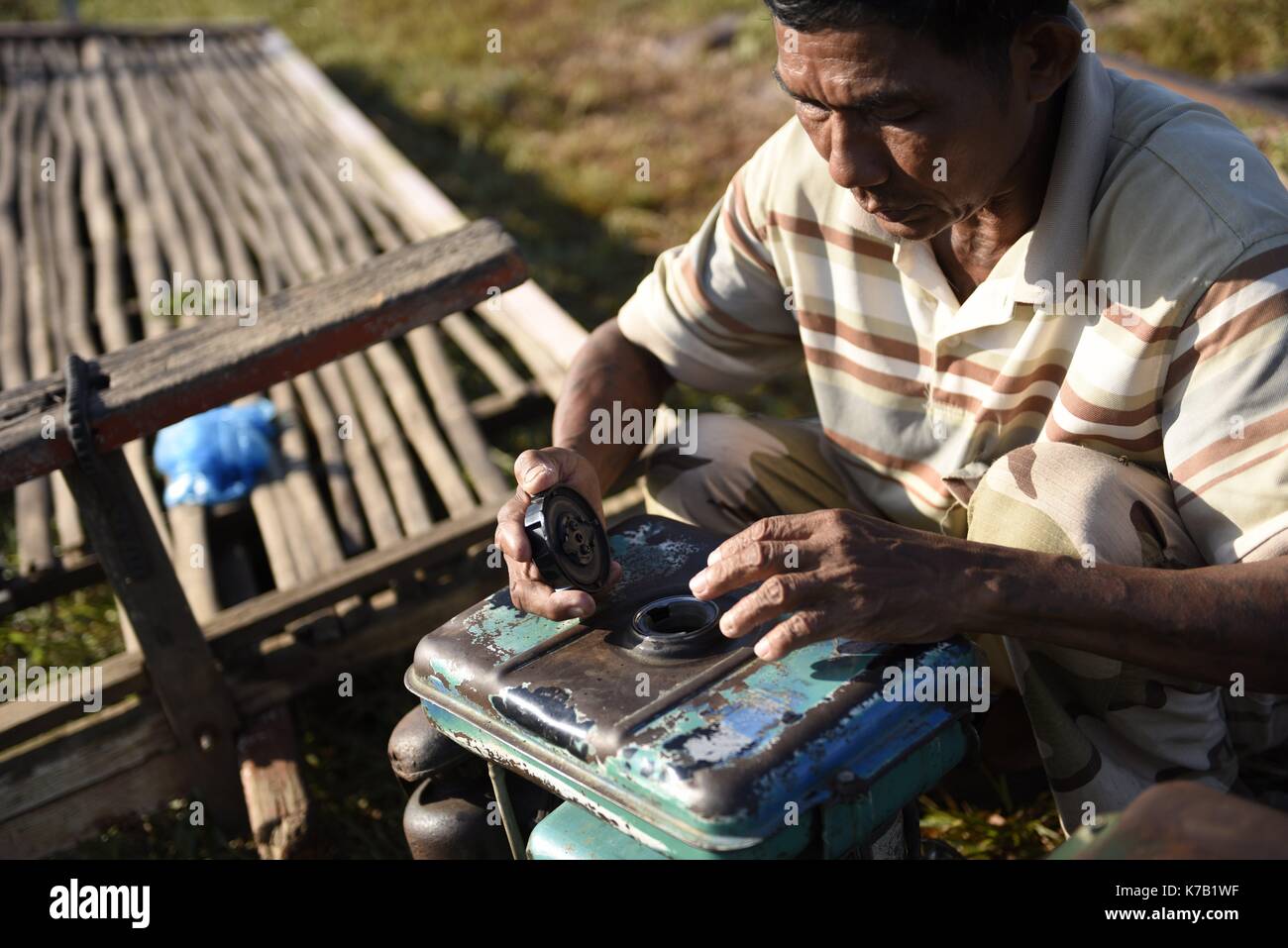 Battambang(Cambogia. Xvi Sep, 2017. Il bambù stazione operatore ngul nguon esamina il motore di battambang, circa 291 km a nord-ovest della Cambogia capitale Phnom Penh, sett. 13, 2017. treno di bambù, che ha deliziato i turisti per quasi due decenni, è sull orlo della scomparsa come la Cambogia ha iniziato a ripristinare la linea ferroviaria per un servizio di treno. Credito: mao pengfei) (yy/xinhua/alamy live news Foto Stock