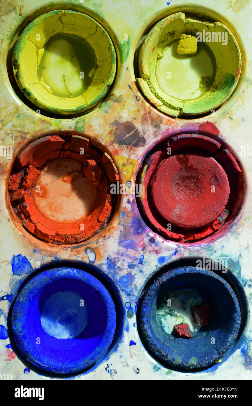 Vecchio usato colori primari acqua vernice colore casella. tettuccio di chiudere l'immagine. Foto Stock