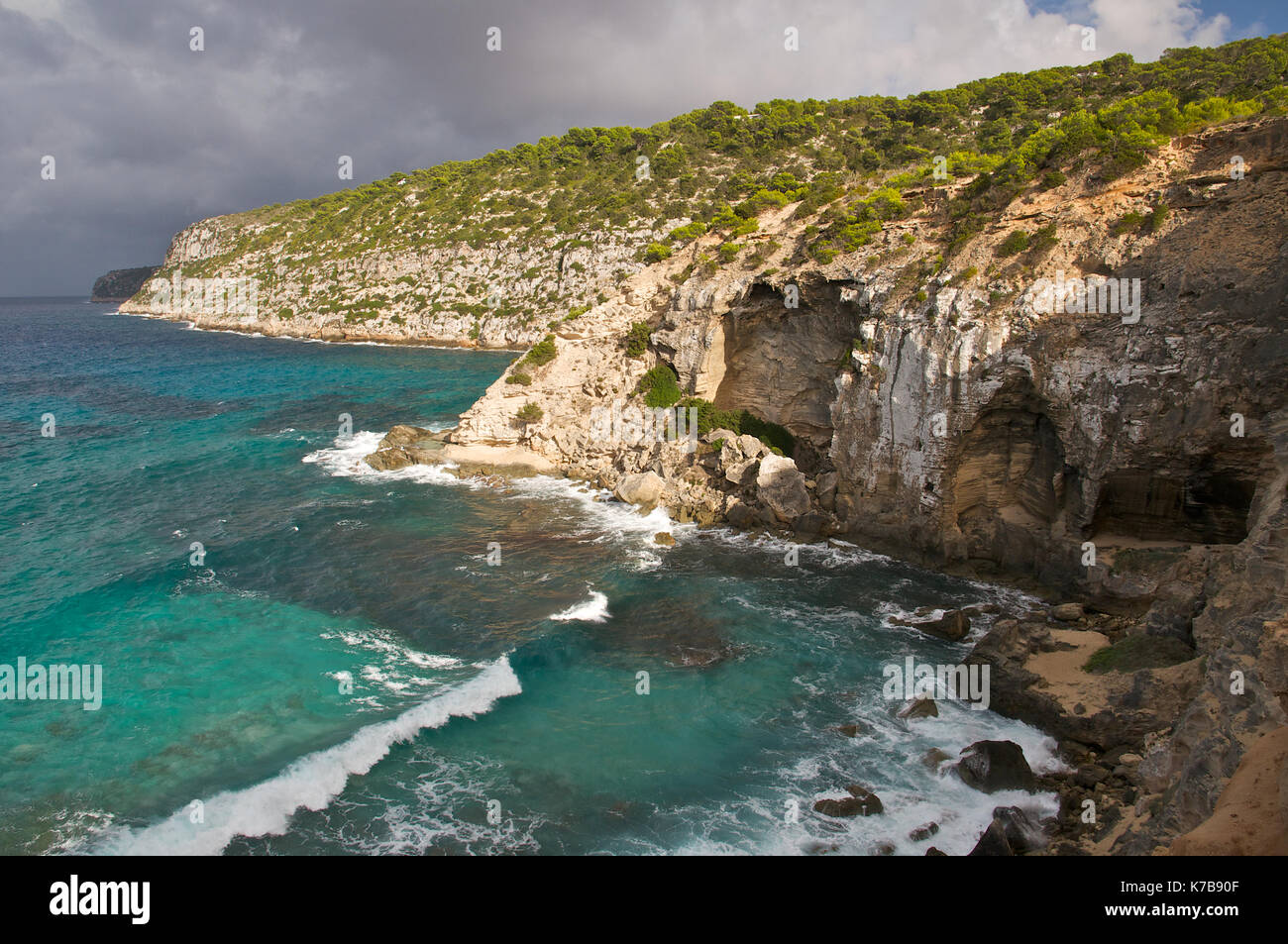 Scogliere e antiche cave sul mare a Racó de Sa Pujada presso l'isola di Formentera (Isole Baleari, Spagna) Foto Stock