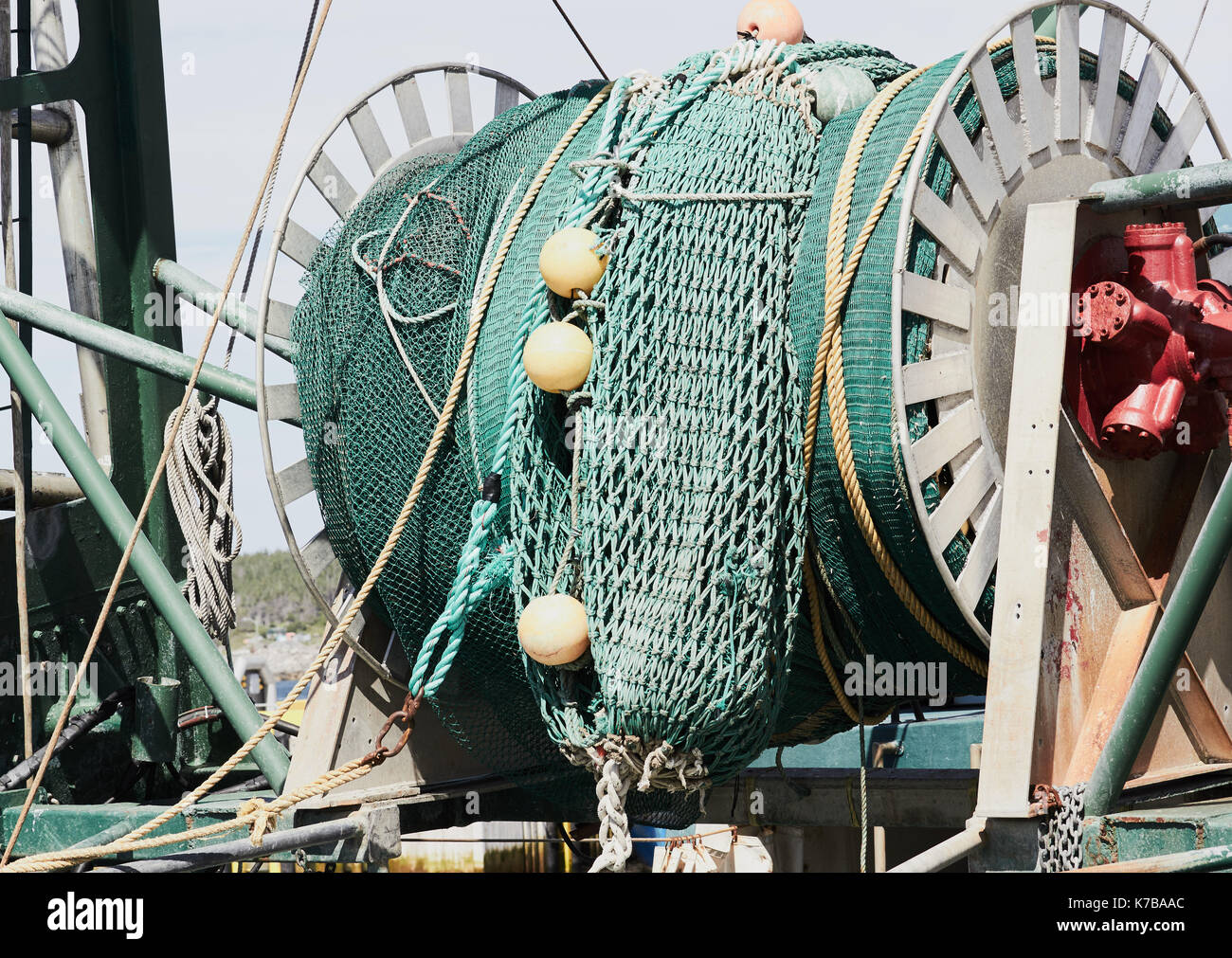 Rotolo gigante di reti da pesca a strascico, Port au choix, Terranova, Canada Foto Stock