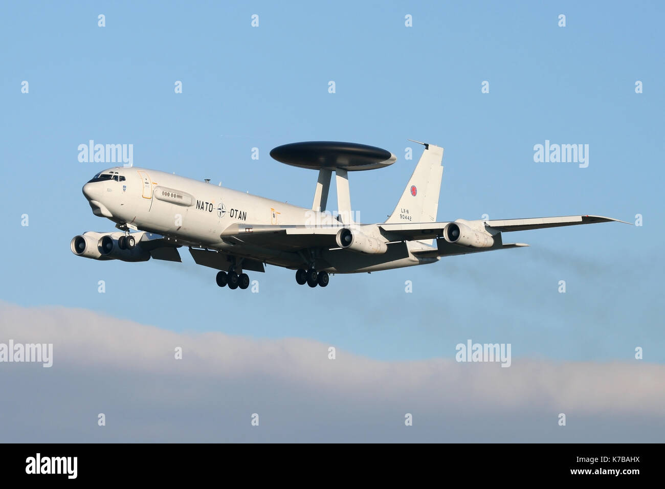 La Germania ha basato la NATO E-3una sentinella durante la fase di avvicinamento al lavoro RAF Lakenheath su un mattino luminoso. Foto Stock