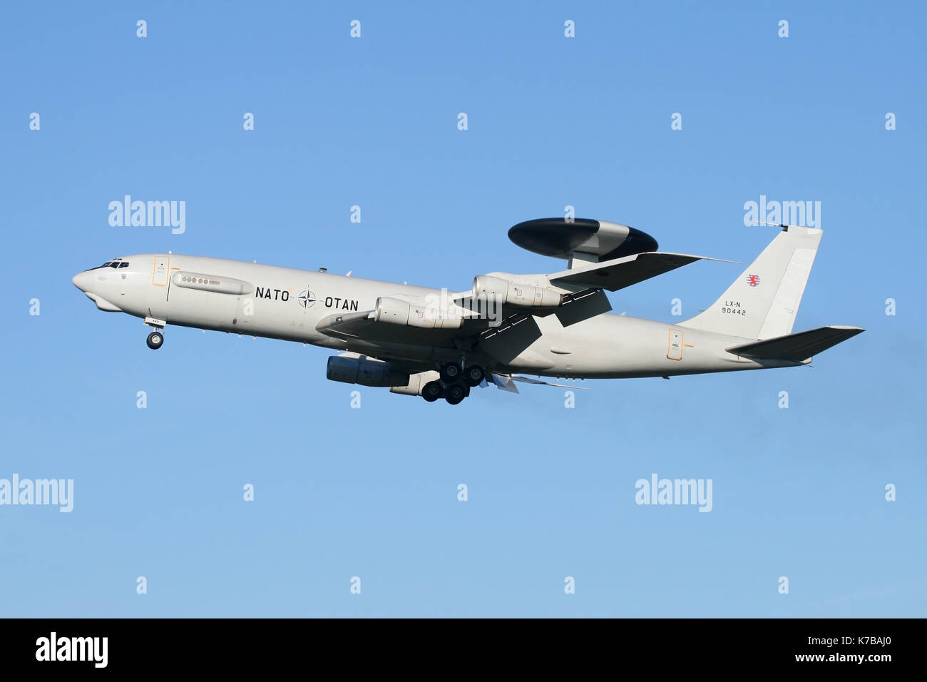 La Germania ha basato la NATO E-3una sentinella durante la fase di avvicinamento al lavoro RAF Lakenheath su un mattino luminoso. Foto Stock