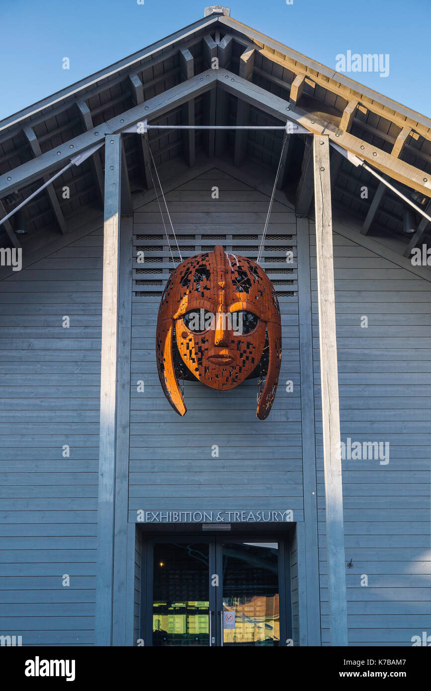 Sutton Hoo Suffolk, enorme replica scultorea di anglo-Saxon casco sospeso sopra l'ingresso al Sutton Hoo Visitor Centre, Suffolk REGNO UNITO. Foto Stock