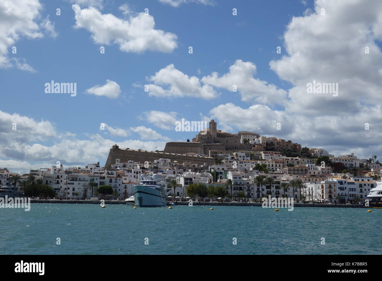 Il porto e la città vecchia di Ibiza, isole Baleari, Spagna. con una popolazione di 48,484, la città è la capitale di questa isola turistica. Foto Stock