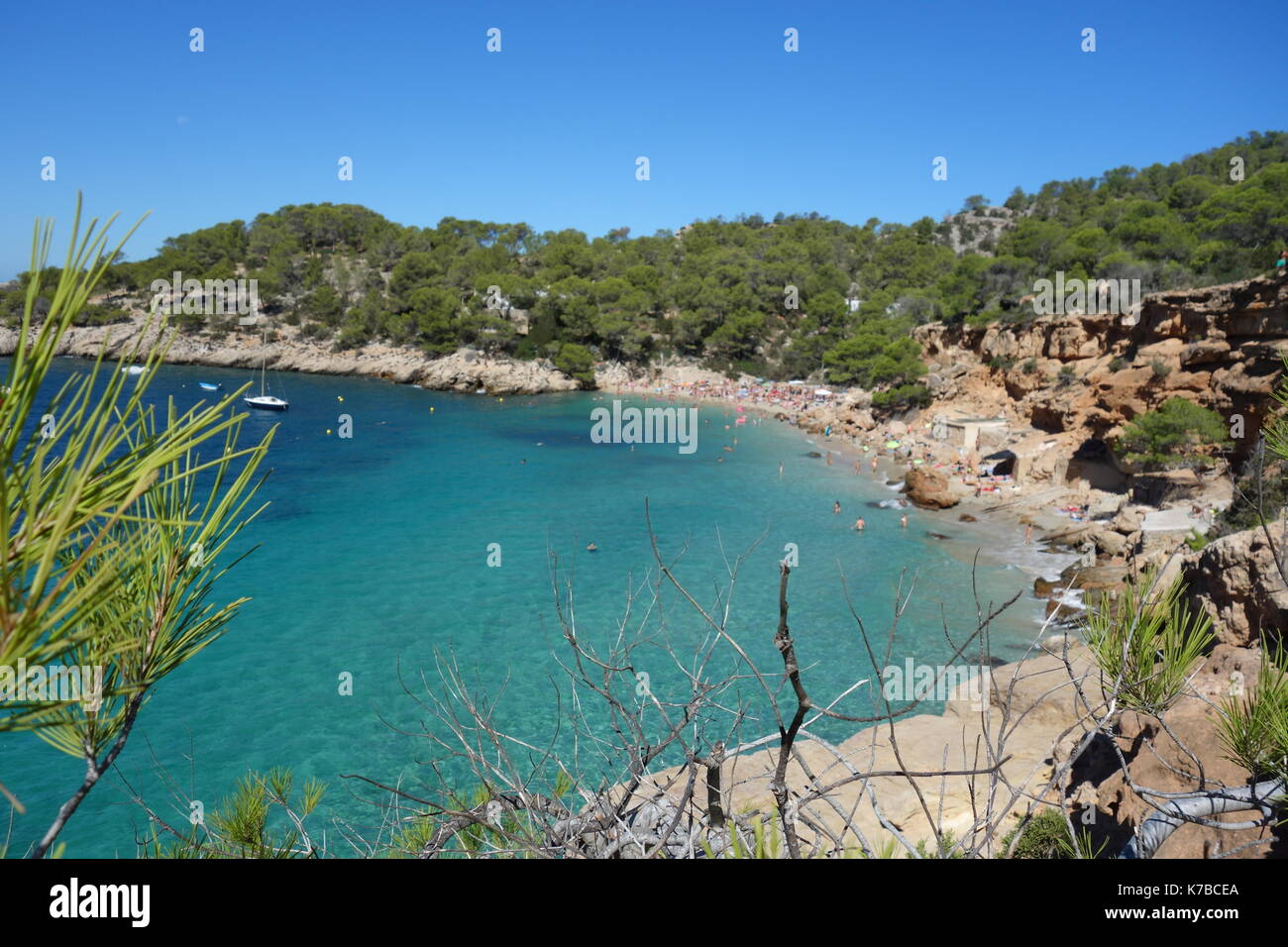 Cala Salada, bella spiaggia di sabbia a Sant Antoni de Portmany a Ibiza. eivissa. Spagna Foto Stock