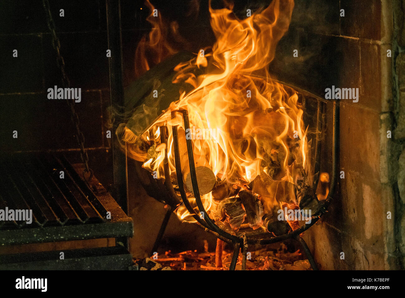 Fuoco che arde nel caminetto Foto Stock