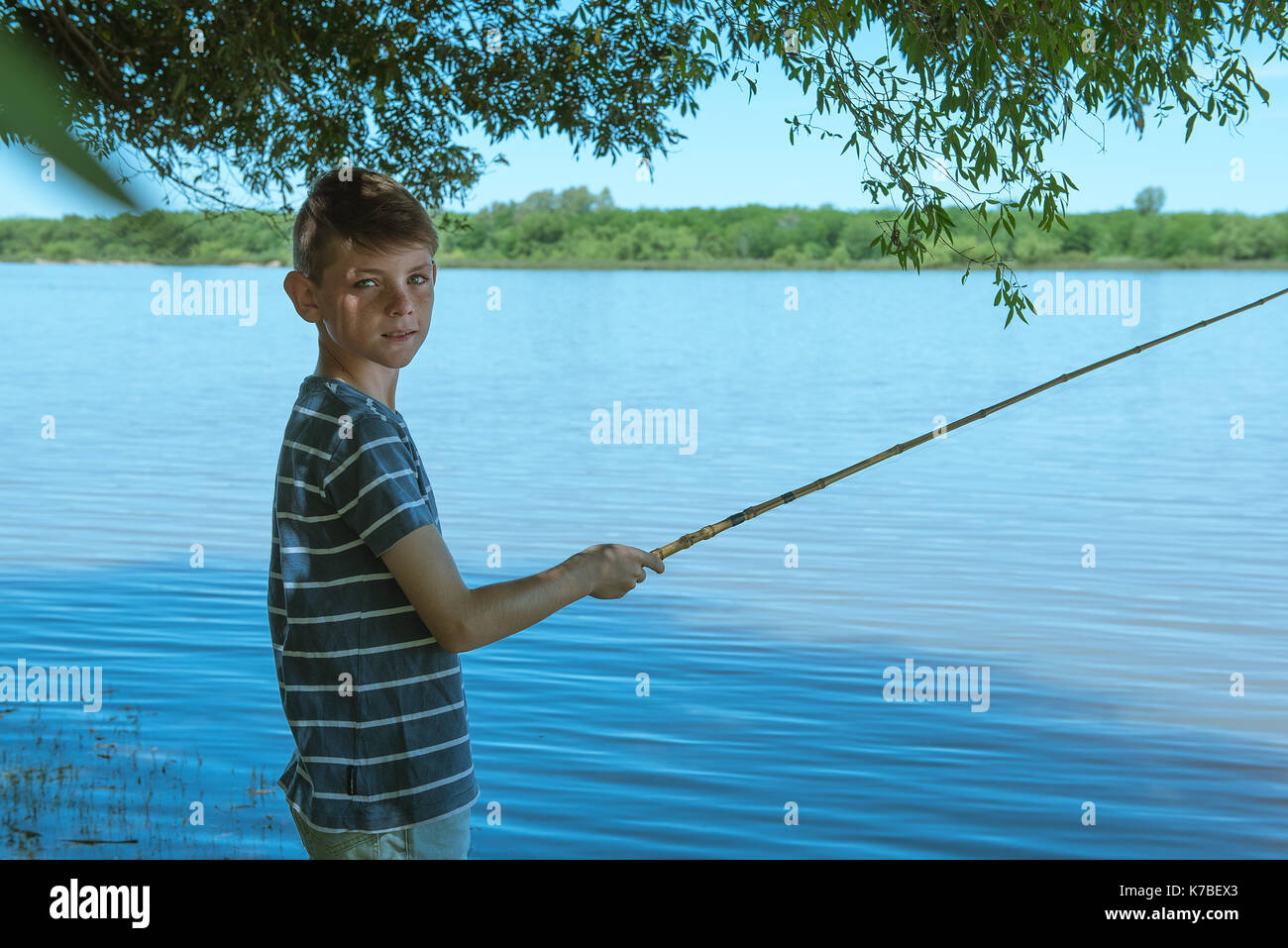 Ragazzo di pesca al lago, ritratto Foto Stock