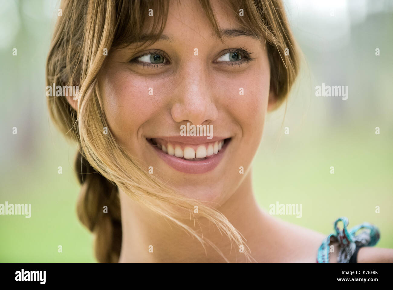 Giovane donna sorridente allegramente, ritratto Foto Stock