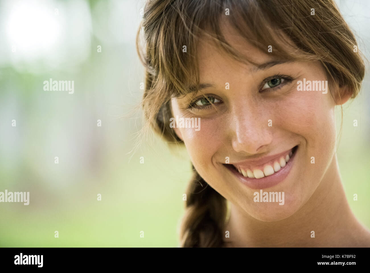 Giovane donna sorridente allegramente, ritratto Foto Stock