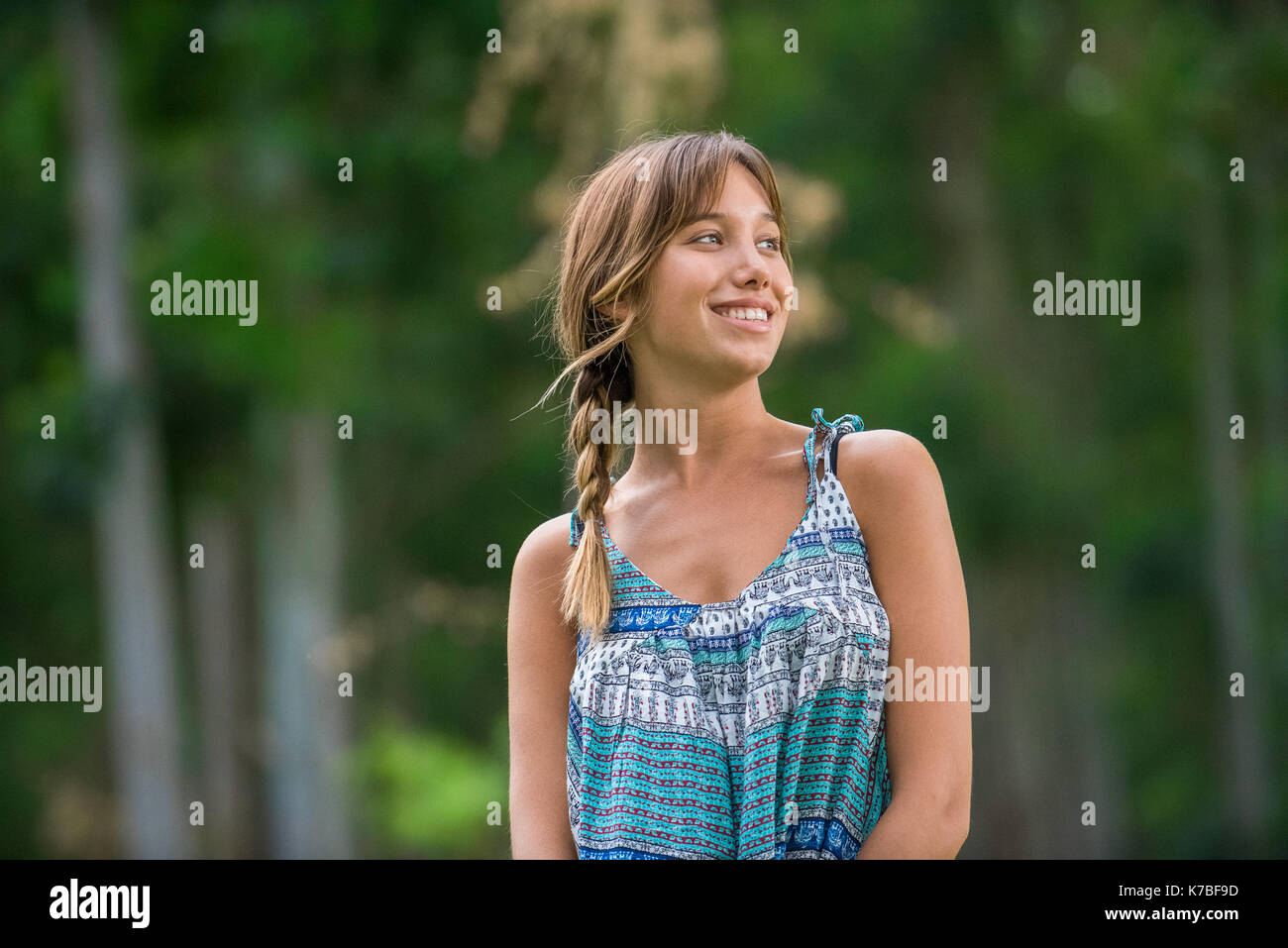 Giovane donna sorridente all'aperto, ritratto Foto Stock