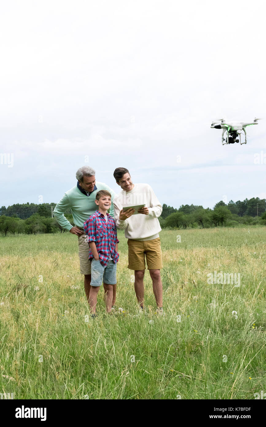 Multi-generazione famiglia giocando con il drone in campo Foto Stock