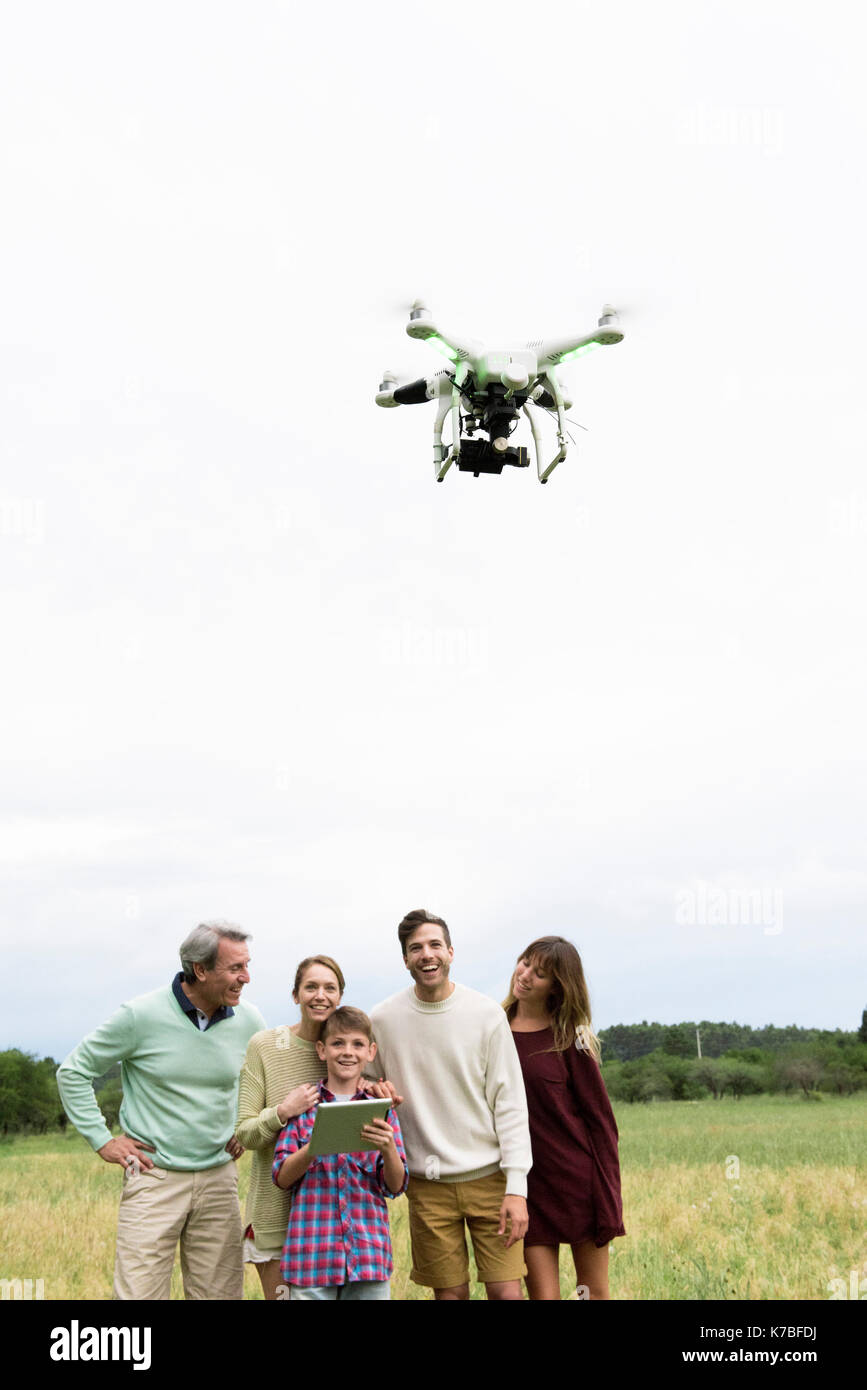 Famiglia giocando con il drone in campo Foto Stock