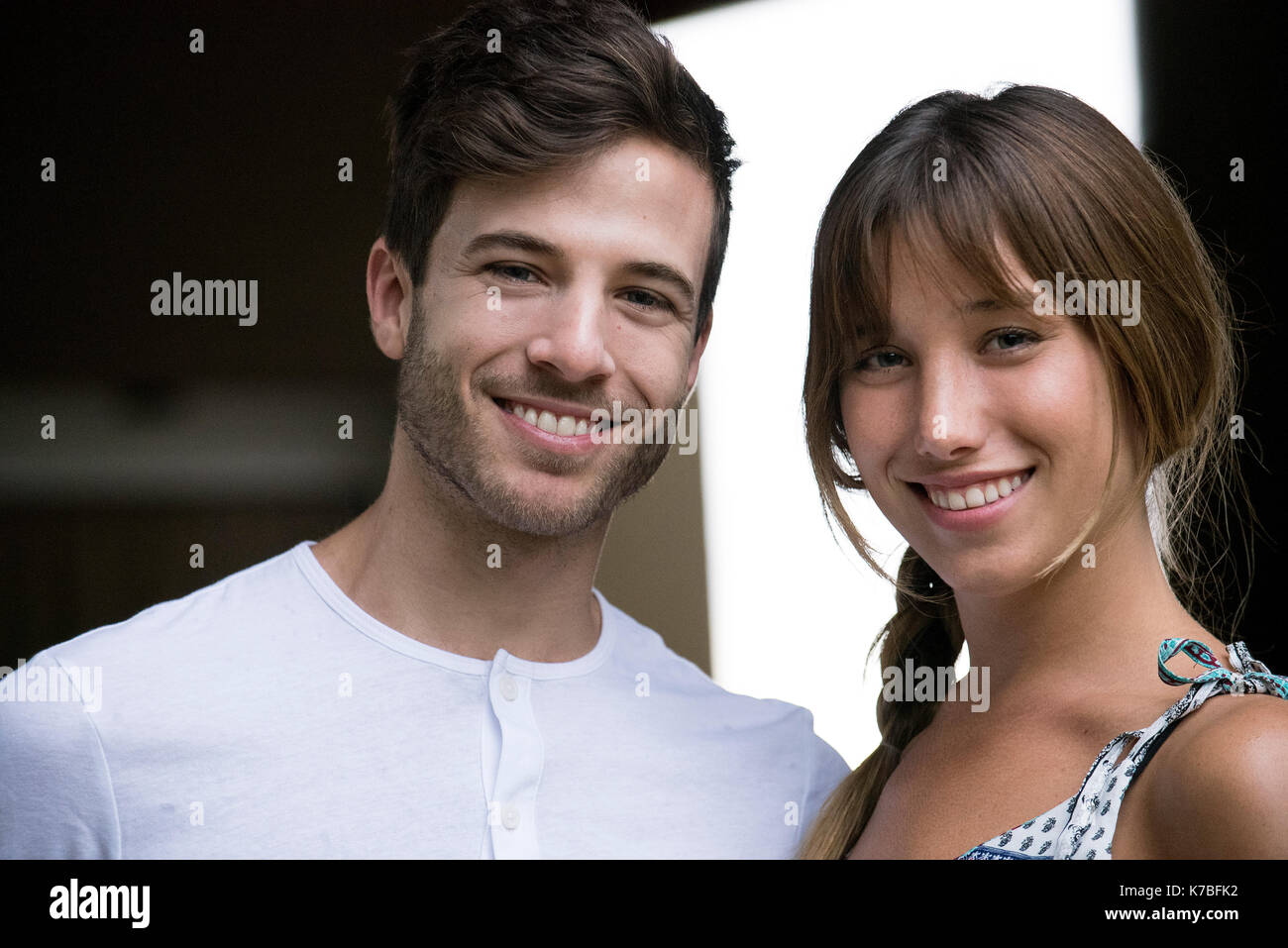 Sorridente coppia giovane, ritratto Foto Stock