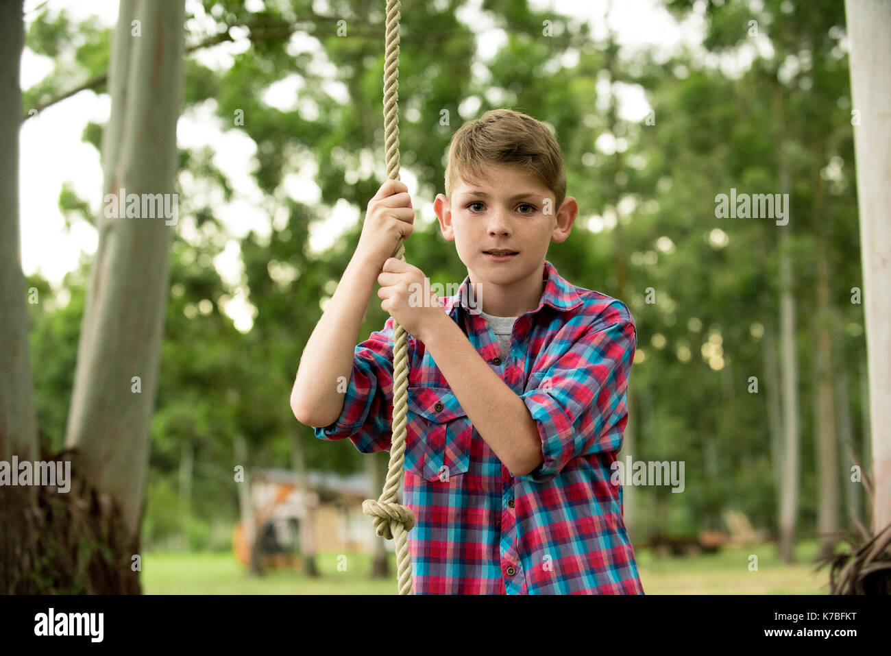 Ragazzo su swing corda, ritratto Foto Stock