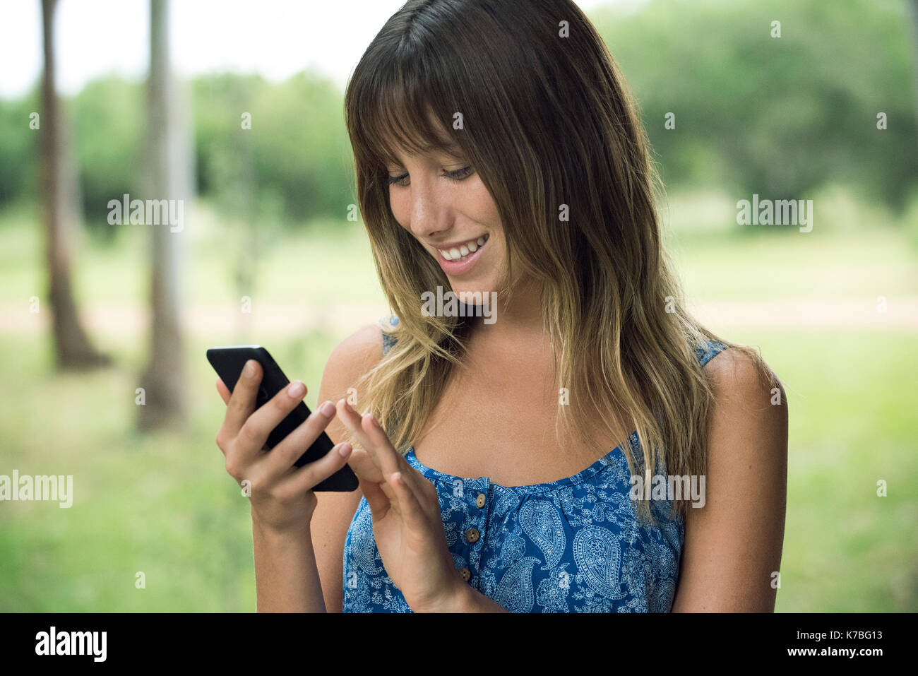 Giovane donna utilizza lo smartphone Foto Stock