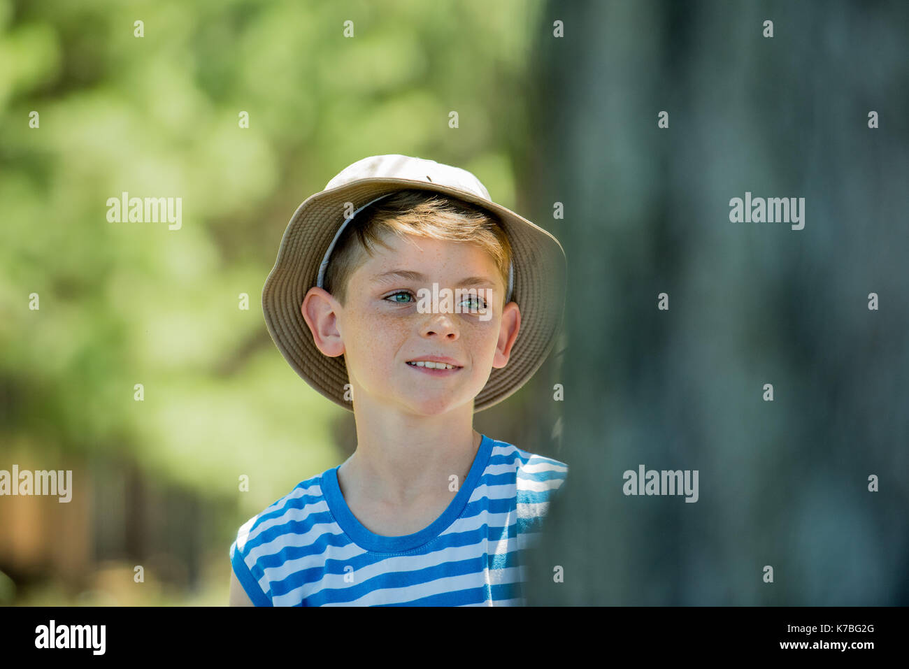 Ragazzo che indossa hat all'aperto in estate, ritratto Foto Stock