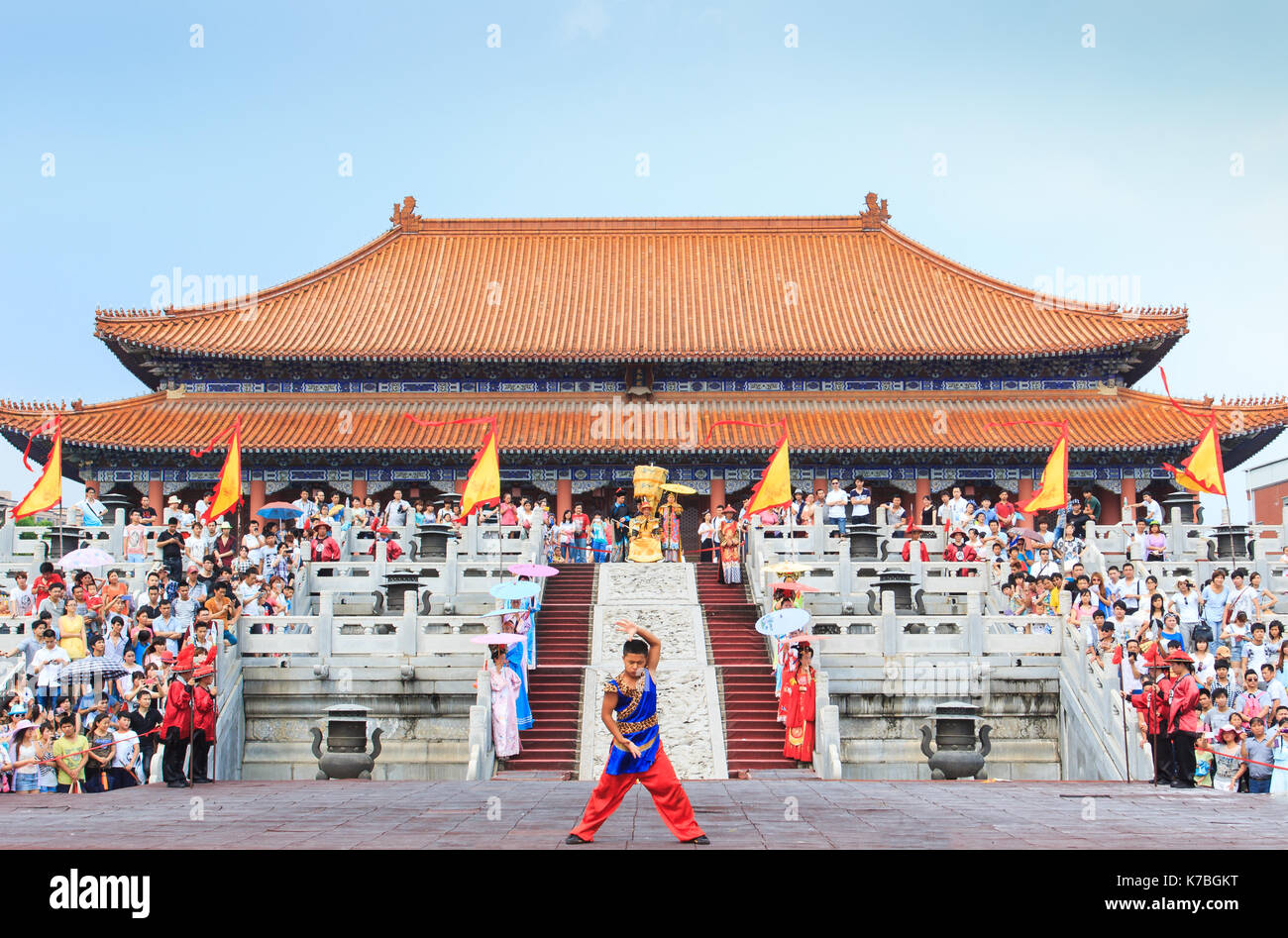 Xiamen, Cina - giu 2, 2014: guardare la gente mostra nella parte anteriore del palace Foto Stock