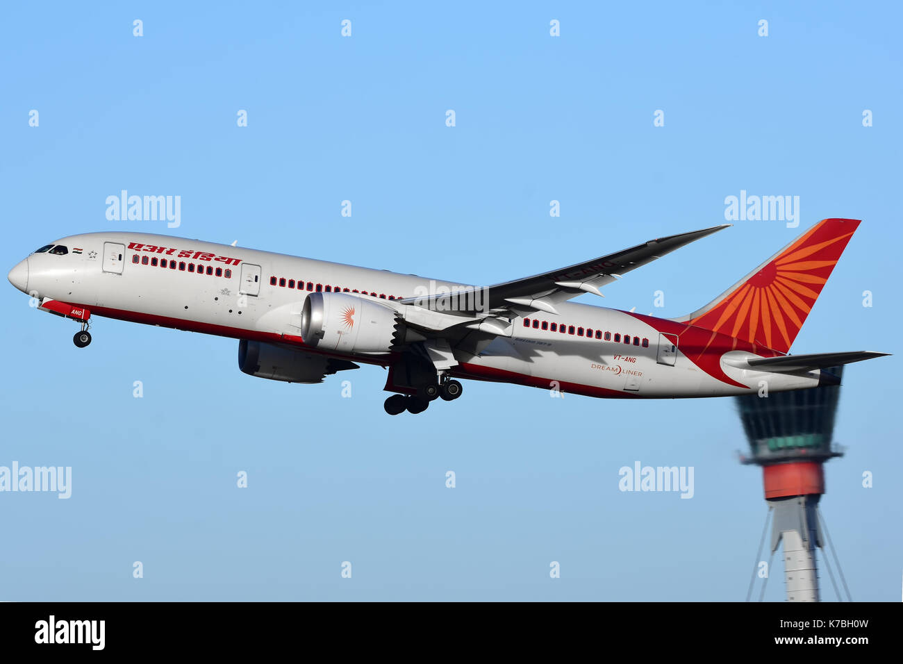 Air India Boeing 787 Dreamliner partenza fuori l'aeroporto di Heathrow Inghilterra,UK Foto Stock