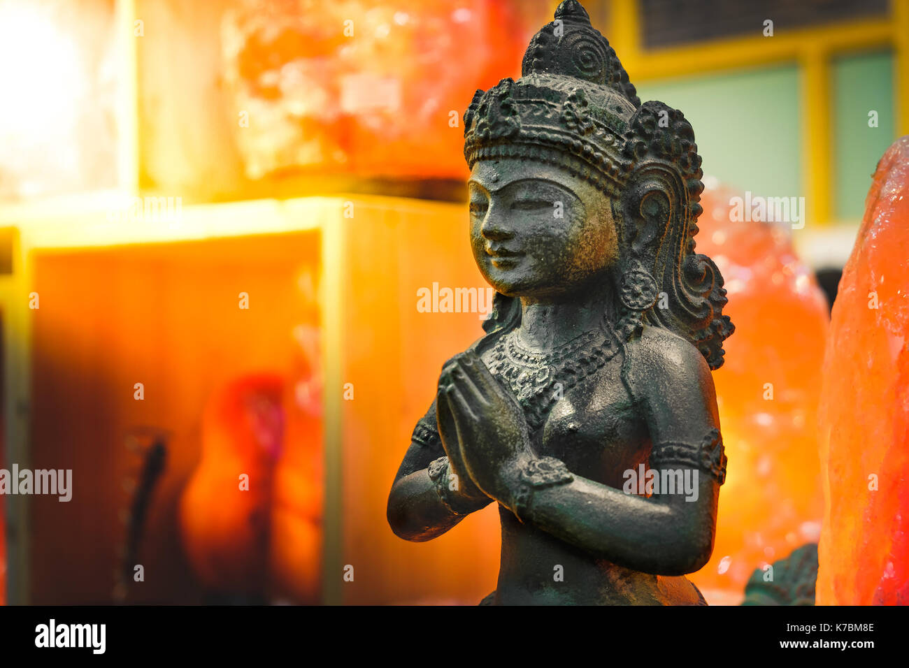 Femmina statua indiano pregare Dio dea Lakshmi Foto Stock