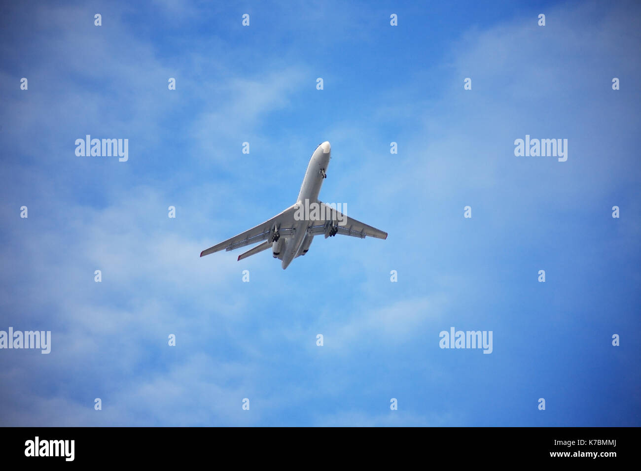 Aereo passeggeri vola nel cielo blu con nuvole Foto Stock