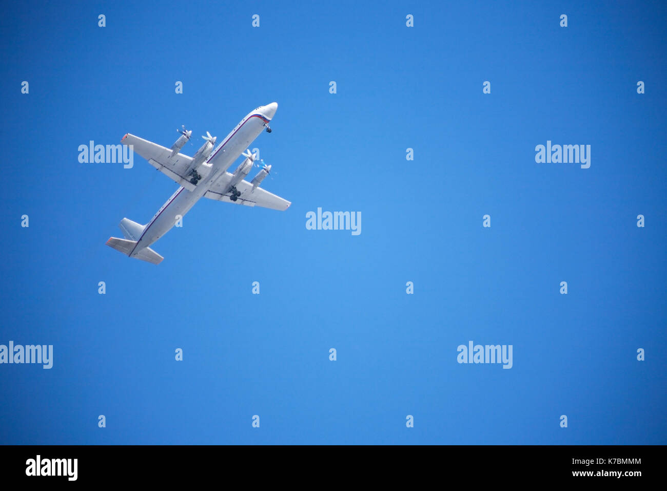 Grande aereo passeggeri battenti contro il cielo blu sullo sfondo Foto Stock