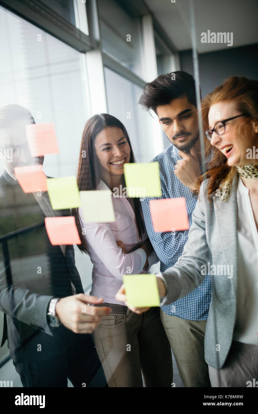 Collaborazione e analisi di business persone che lavorano in ufficio Foto Stock