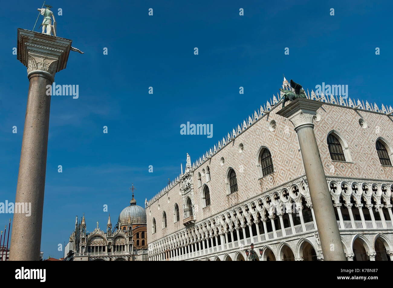 Frammento di bellezza la basilica di san Marco, palazzo ducale e due colonne con statua del leone di San Marco e di san teodoro a piazza san marco o Foto Stock