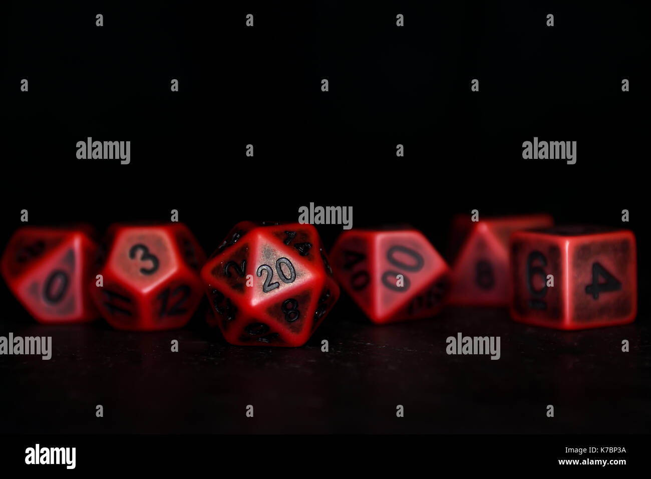 Un set di dadi poliedrici su di una superficie di ardesia. Questi dadi sono utilizzati per i giochi di ruolo come Dungeons & Dragons. Foto Stock